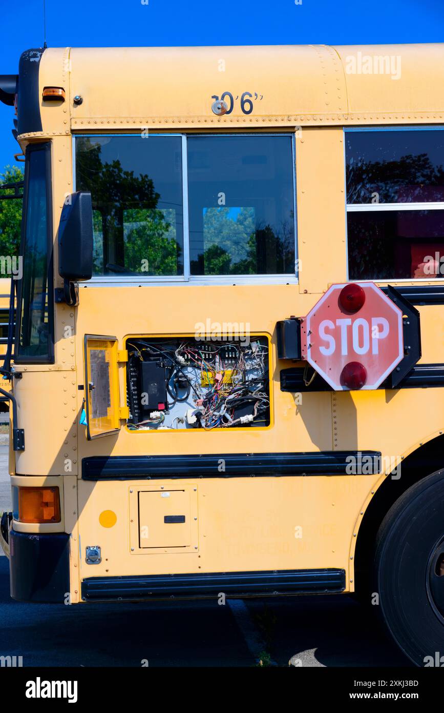 Ripresa verticale del lato conducente del bus con il pannello elettronico aperto. Foto Stock