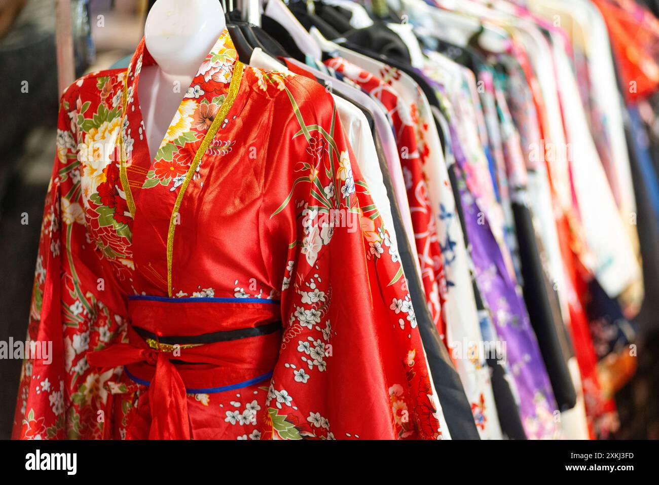 Italia, Festival Giapponese, rack di coloratissimi kimono di seta Foto Stock