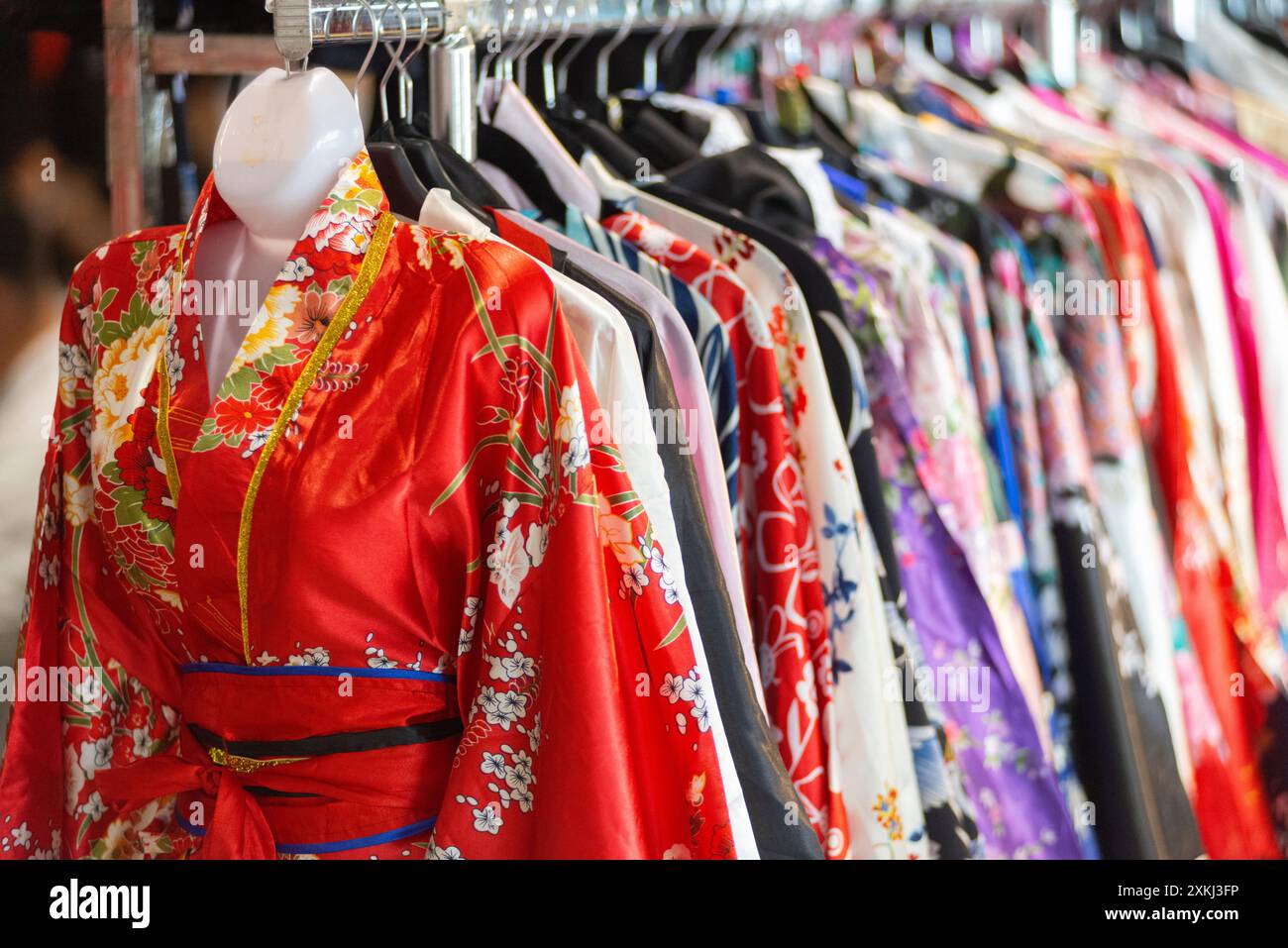 Italia, Festival Giapponese, rack di coloratissimi kimono di seta Foto Stock