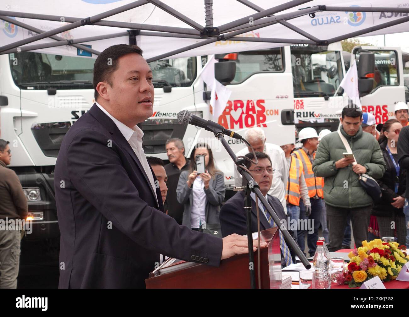 CUENCA HA CONSEGNATO LA FLOTTA DI VEICOLI Cuenca, Ecuador, 23 luglio 2024 dopo otto anni il dipartimento dei lavori pubblici, rafforza il suo parco veicoli con l'acquisizione di 16 nuovi autocarri ribaltabili per ottimizzare i lavori sulle strade urbane e rurali i macchinari sono stati consegnati martedì mattina durante la cerimonia tenutasi nell'emiciclo del Parco Calderon, dal sindaco di Cuenca, Cristian Zamora e Carlos Rivera Bautista, direttore generale della Development Bank of Ecuador B P,rÃ dito rimborsabili con la Development Bank of Ecuador che rappresenta un investimento di 1 556 000 USD foto Boris Romolerou Foto Stock