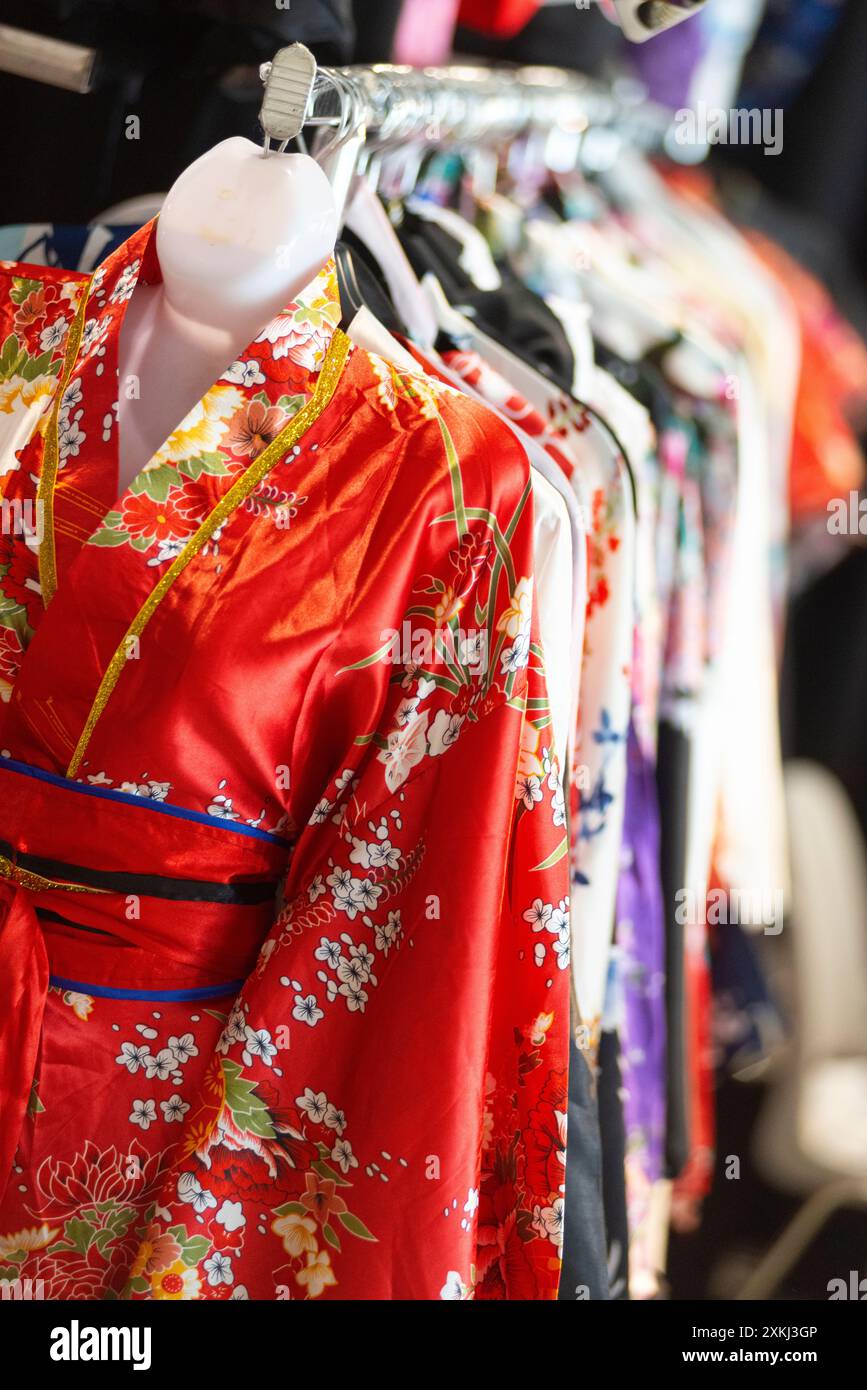Italia, Festival Giapponese, rack di coloratissimi kimono di seta Foto Stock