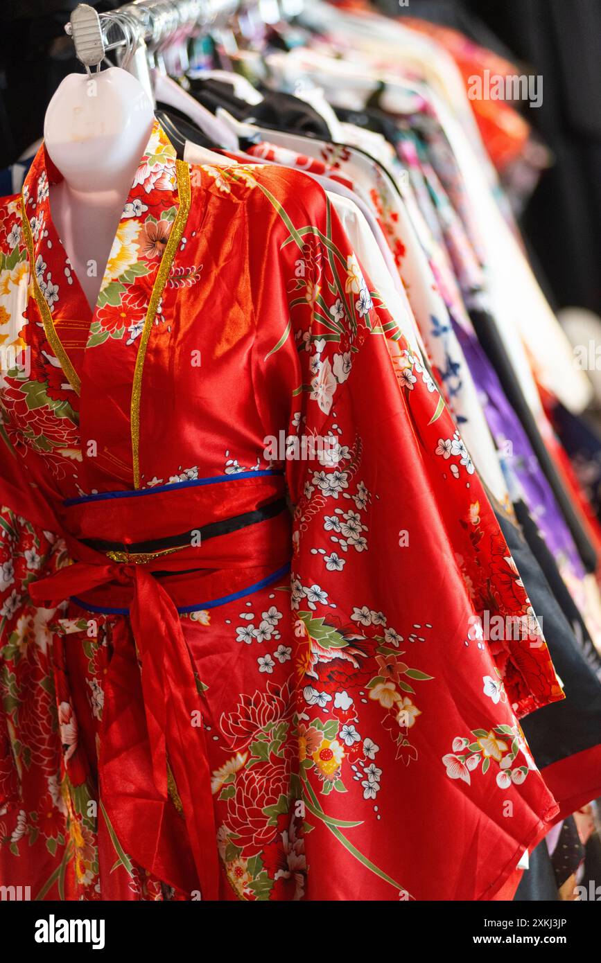 Italia, Festival Giapponese, rack di coloratissimi kimono di seta Foto Stock