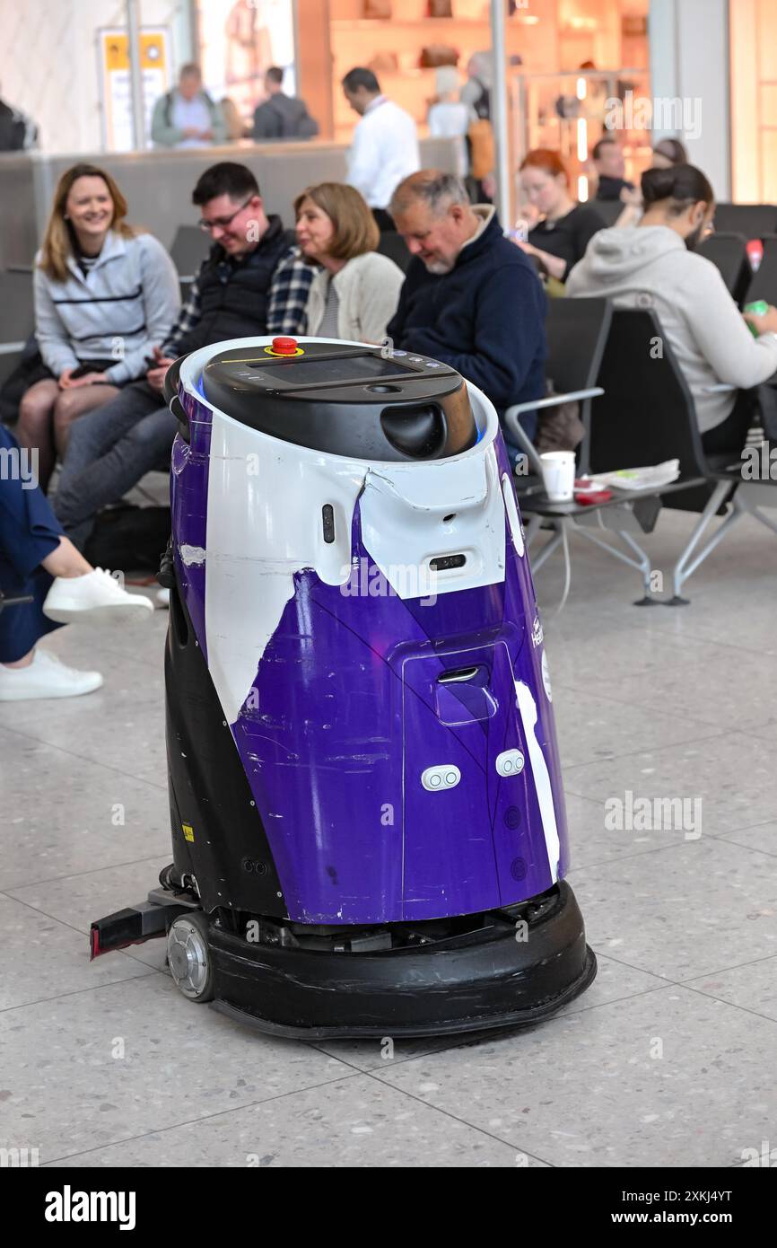 Aspirapolvere robotizzato, Aeroporto di Heathrow, Greater London, Inghilterra, U. K Foto Stock