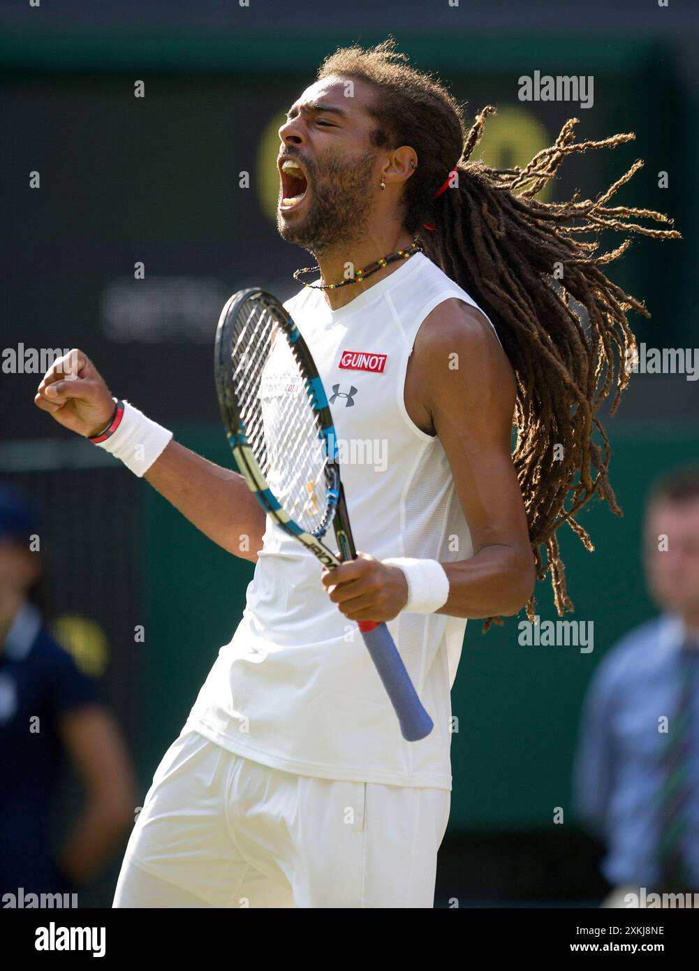 02/07/15. AELTC, Wimbledon Championships 2015, Wimbledon, Londra. Secondo turno singolo maschile, Rafa Nadal contro Dustin Brown, Centre Court. Dustin Brown festeggia dopo aver vinto il primo set. Immagini Ian Rutherford. ©Ian Rutherford ianrutherfordphotography@gmail.com www.ianrutherfordphotography.com 07710337520 Foto Stock