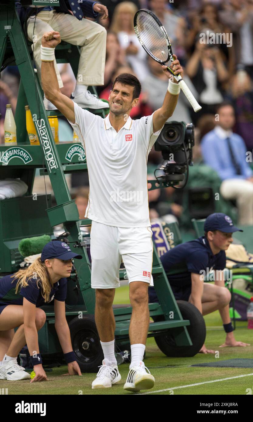 29/06/2016. Wimbledon 2016, Mens Singles secondo round, Novak Djokovic (SER) contro Adrian Mannarino, (fra), Centre Court,. Novak Djokovic festeggia dopo aver vinto i set rettilinei della locanda. Immagini Ian Rutherford Foto Stock