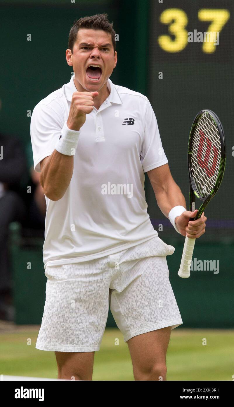 08/07/2016. Wimbledon 2016. 12° giorno, Centre Court, semifinale maschile single Milos Raonic contro Roger Federer. Raonic festeggia sulla strada per vincere il quarto set. Immagini Ian Rutherford Foto Stock