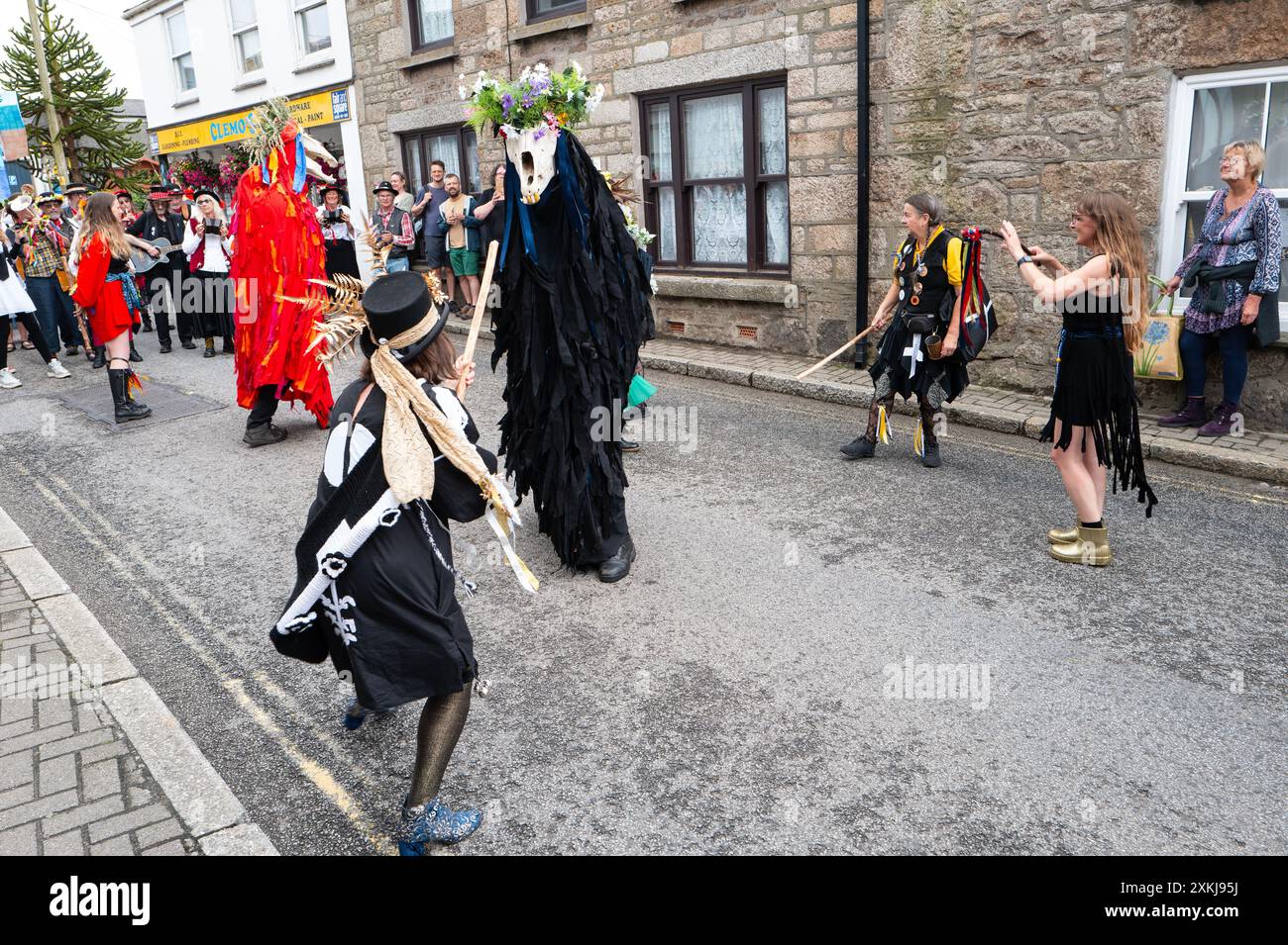 Lafrowda Day Festival Parade, percorrendo Underground St Just Penwith Cornwall Foto Stock