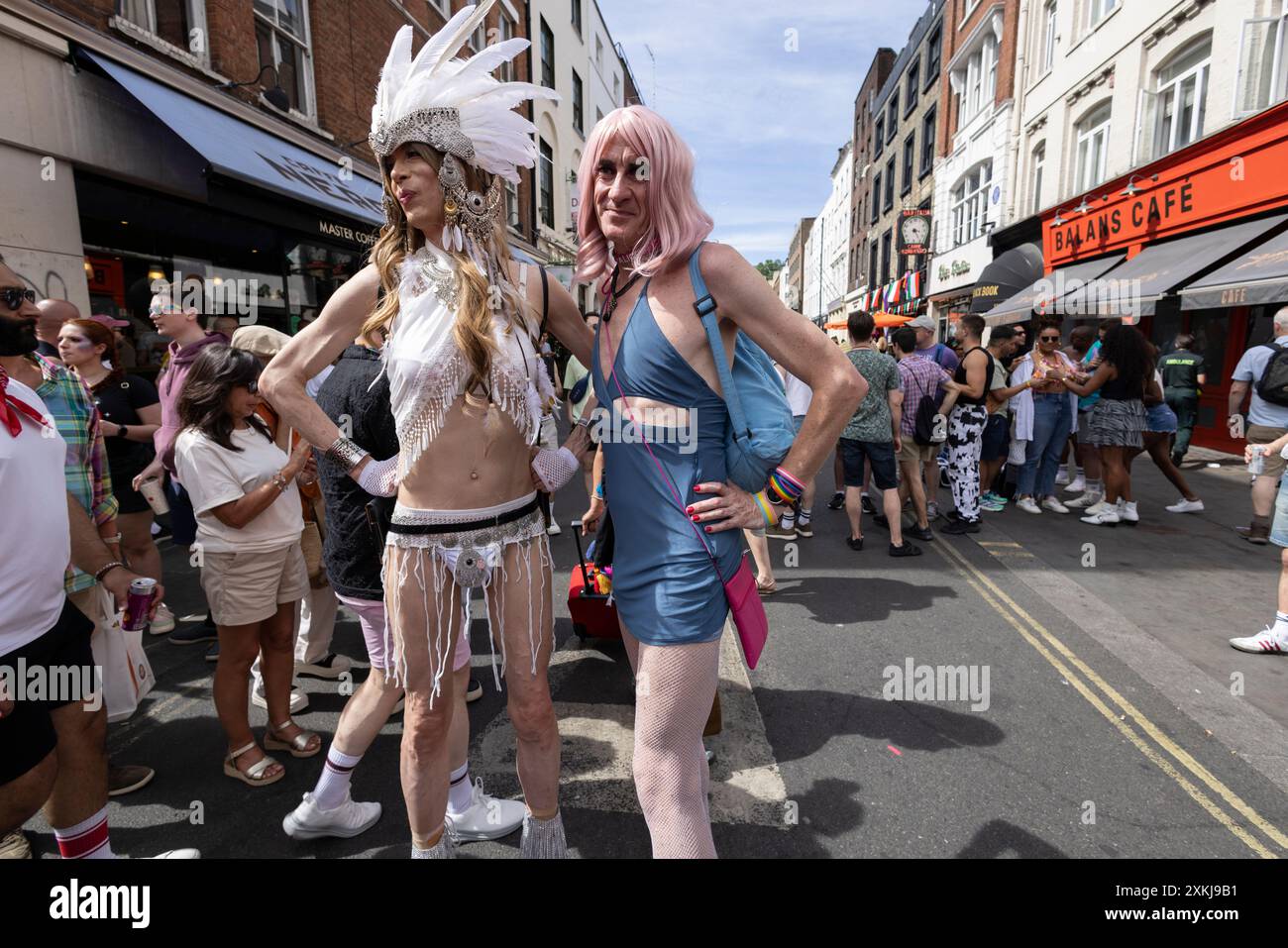 Scene e celebrazioni di strada del gay Pride a Old Compton Street, la Mecca di Gay London nel cuore di SOHO, nel centro di Londra, Inghilterra, Regno Unito Foto Stock