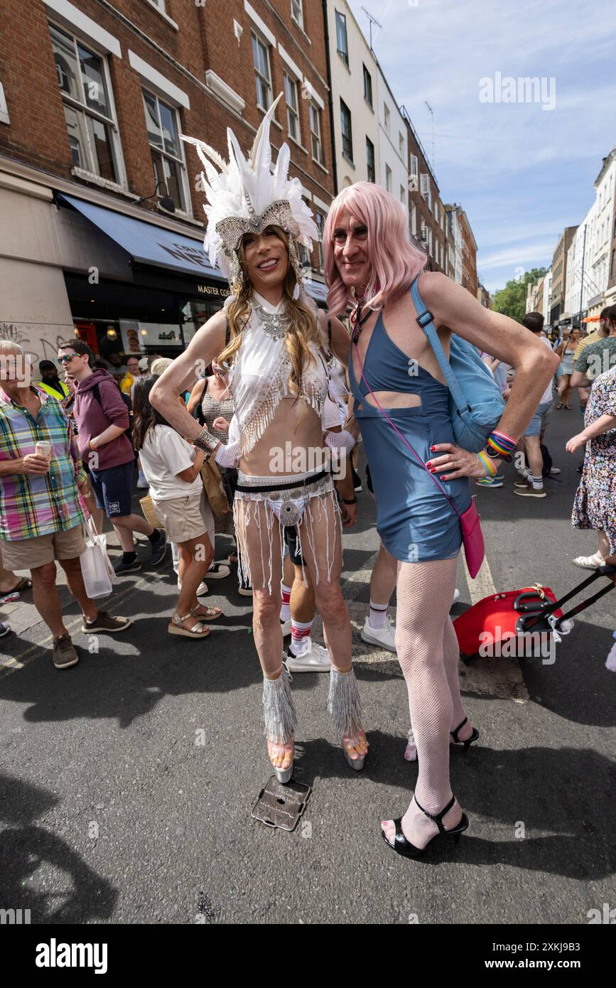 Scene e celebrazioni di strada del gay Pride a Old Compton Street, la Mecca di Gay London nel cuore di SOHO, nel centro di Londra, Inghilterra, Regno Unito Foto Stock