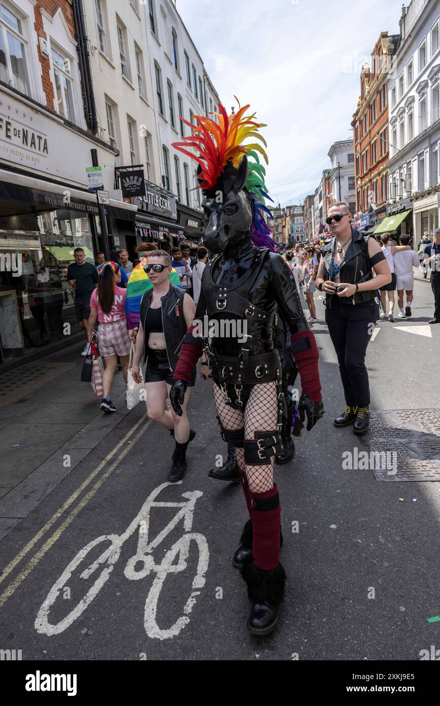 Scene e celebrazioni di strada del gay Pride a Old Compton Street, la Mecca di Gay London nel cuore di SOHO, nel centro di Londra, Inghilterra, Regno Unito Foto Stock
