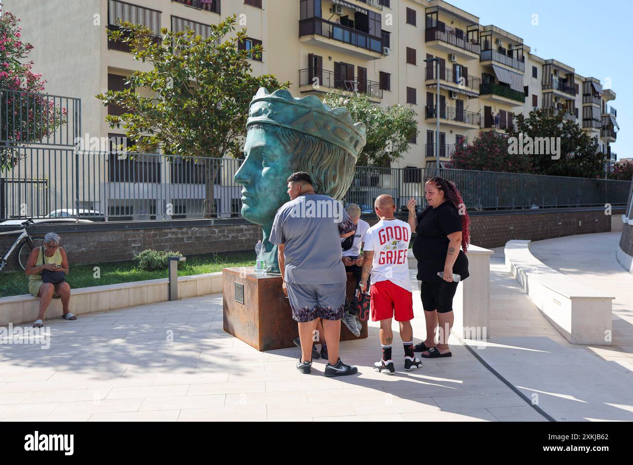 Gli sfollati delle Vele di Scampia occupano l'Università di Medicina di Scampia per protesta 07/23/2024 Napoli, questo pomeriggio gli sfollati delle vele dopo il crollo e le vittime hanno occupato l'università medica del quartiere Scampia di Napoli per protestare contro le decisioni delle autorità locali, sindaco e prefetto per distribuire gli sfollati in luoghi non adatti alle famiglie. Università di Napoli Scampia Napoli italia Copyright: XFABIOxSASSOxFABIOxSASSOx 0A4A0189 Foto Stock