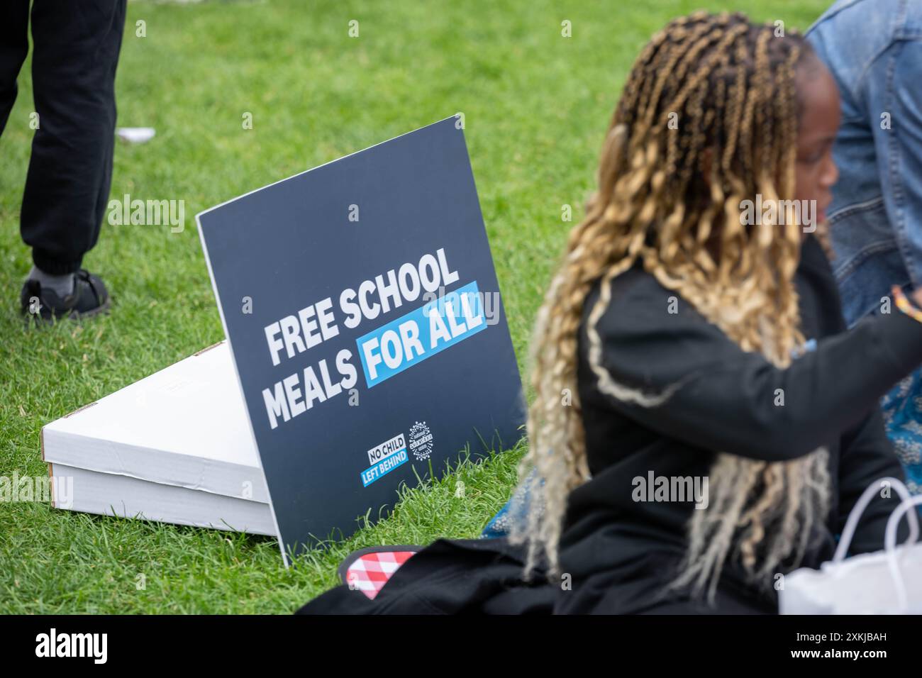 Londra, Regno Unito. 23 luglio 2024. No Child Left Behind, una campagna della National Education Union (NEU), che ospita un evento a Parliament Square come parte del suo tour nazionale in pulmino per chiedere un'estensione dei pasti scolastici gratuiti (FSM) a tutti i bambini delle scuole elementari in Inghilterra crediti: Ian Davidson/Alamy Live News Foto Stock