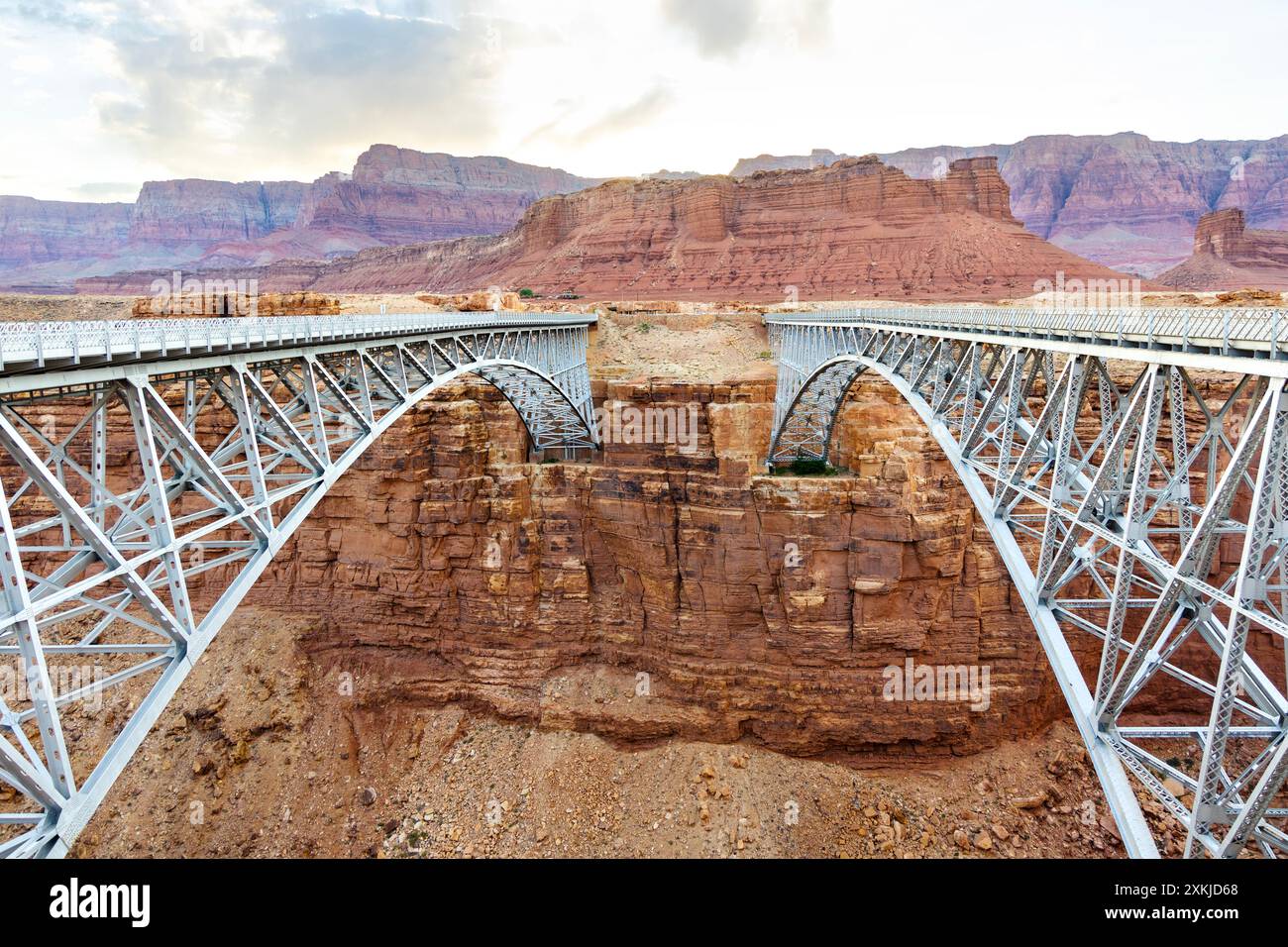 Storico ponte Navajo sul fiume Colorado con il Vermilion Cliffs National Monument sullo sfondo, Arizona, Stati Uniti Foto Stock