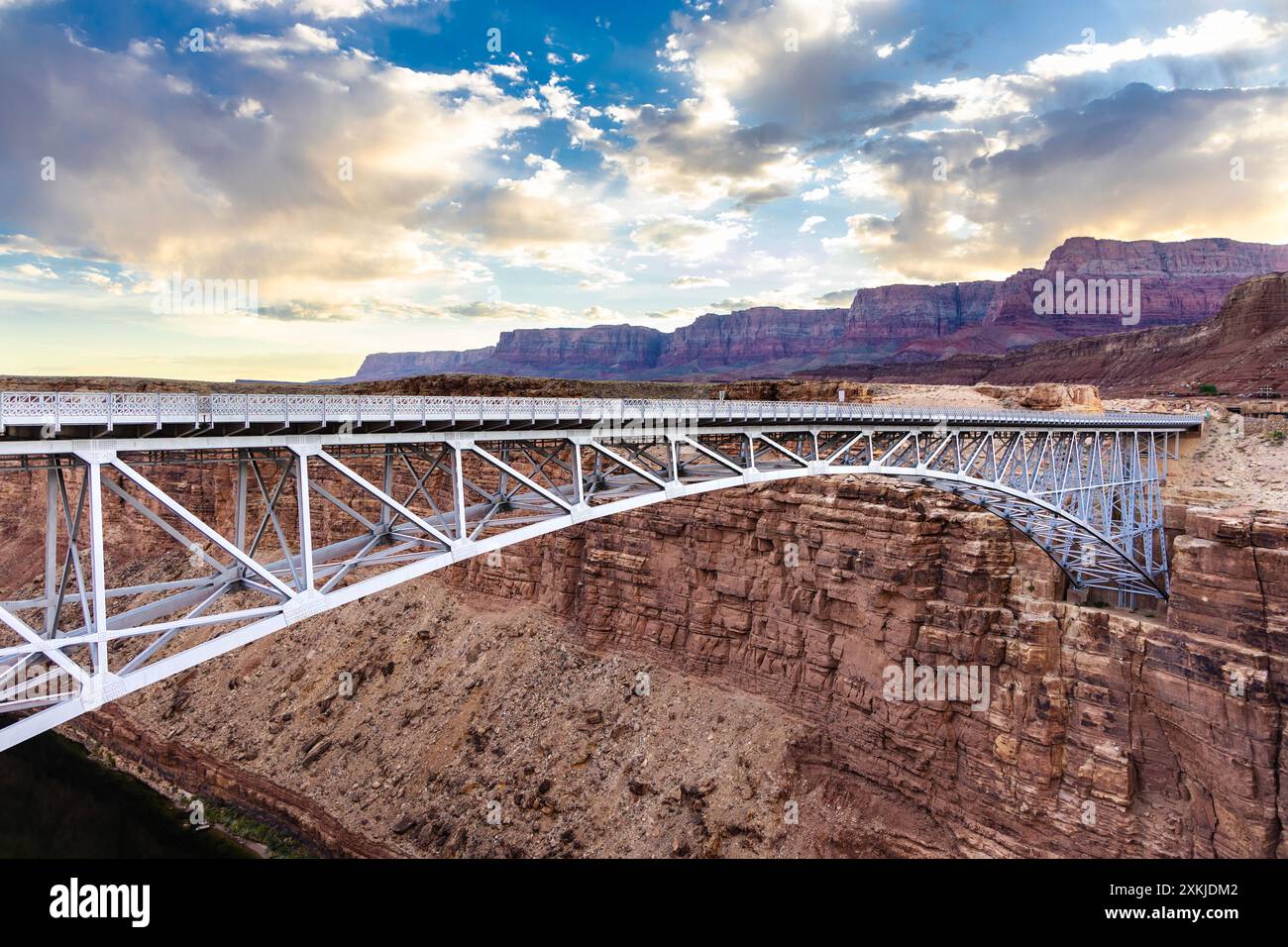 Storico ponte Navajo sul fiume Colorado con il Vermilion Cliffs National Monument sullo sfondo, Arizona, Stati Uniti Foto Stock