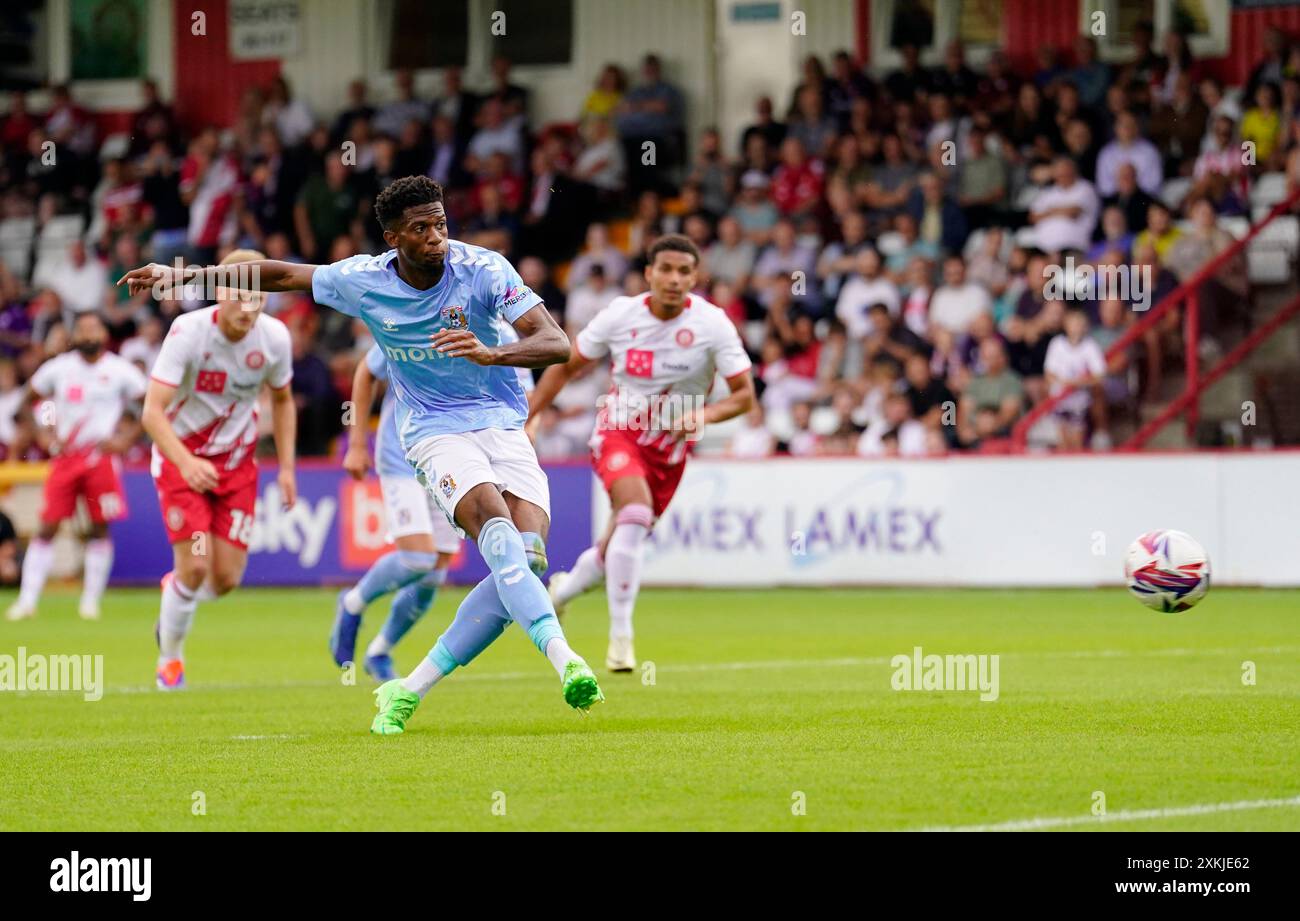 Justin Obikwu del Coventry City segna il primo gol della sua squadra dal punto di rigore durante l'amichevole di pre-stagione al Lamex Stadium, Stevenage. Data foto: Martedì 23 luglio 2024. Foto Stock