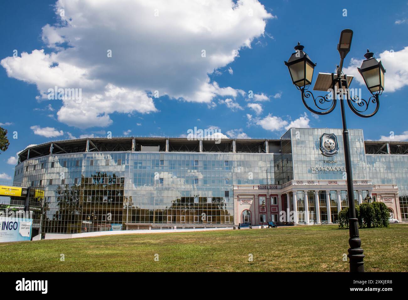 Odessa, Ucraina, 23 luglio 2024 paesaggio urbano, durante la guerra con la Russia, gli edifici di Odessa sono il bersaglio dei missili russi e la gente si trova sulla strada Foto Stock