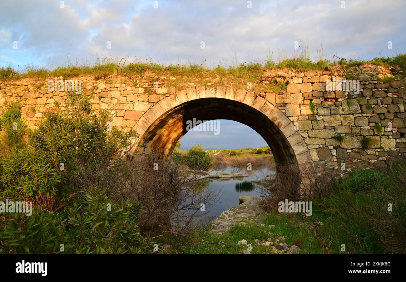 Il Mausoleo persiano, situato a Foca, Smirne, fu costruito circa 2500 anni fa. C'è anche un vecchio ponte costruito durante il periodo ottomano Foto Stock