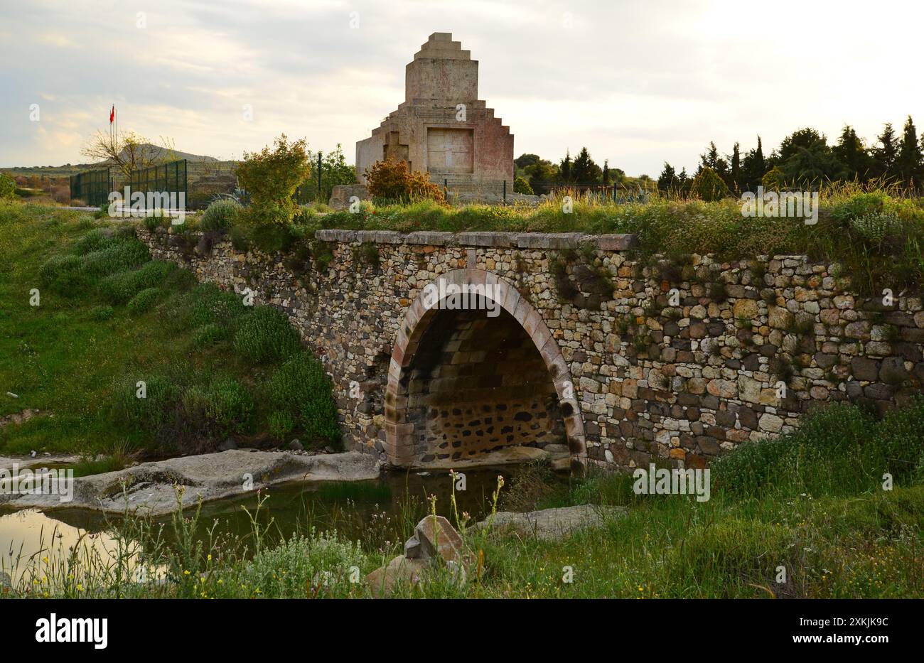 Il Mausoleo persiano, situato a Foca, Smirne, fu costruito circa 2500 anni fa. C'è anche un vecchio ponte costruito durante il periodo ottomano Foto Stock