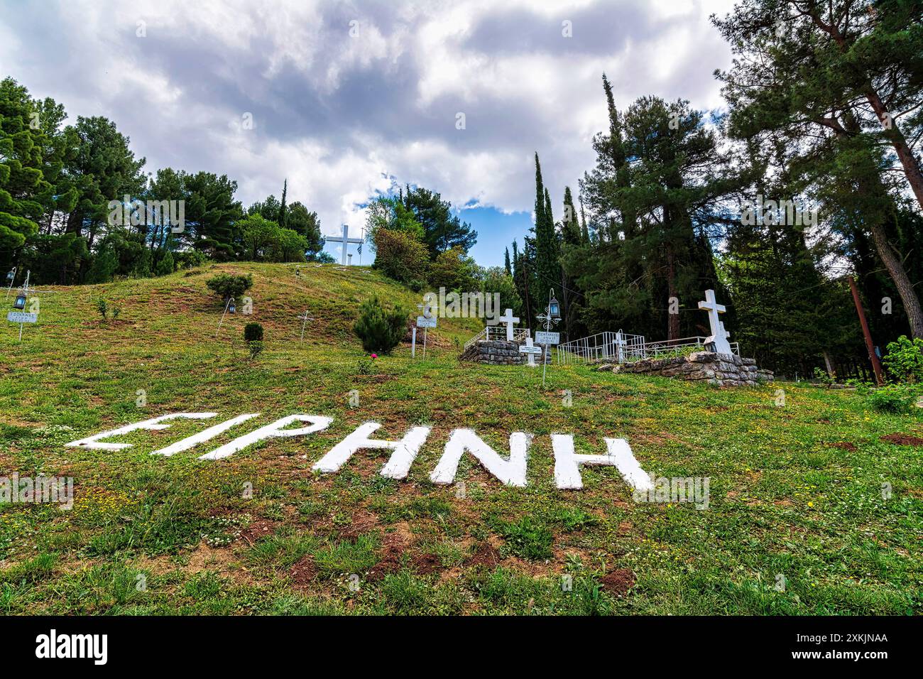 Kalavryta, Grecia - 6 maggio 2024: Il luogo commemorativo del massacro dei residenti da parte dell'esercito tedesco durante la seconda guerra mondiale. Foto Stock