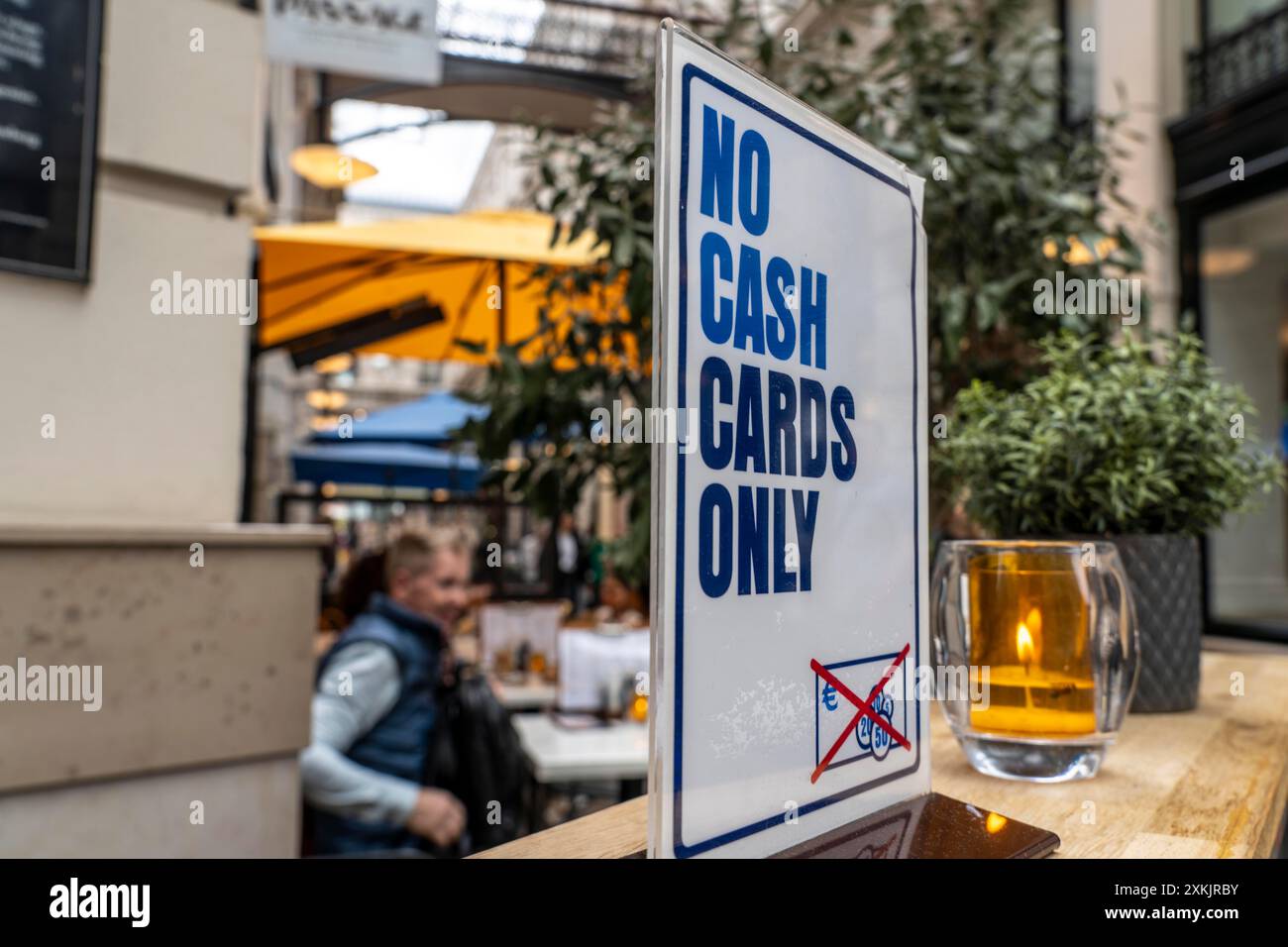 Café nel centro storico dello shopping De Passage, si può pagare solo con carte di credito, non in contanti, nel centro della città di l'Aia, Paesi Bassi, Foto Stock