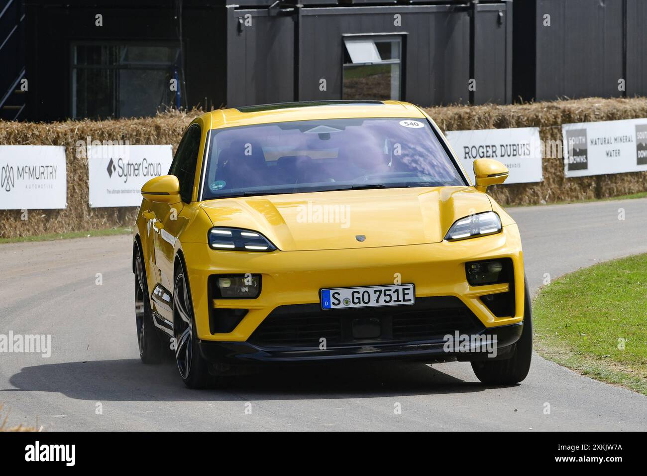 Porsche EV Macan Turbo, primo sguardo, un'opportunità per vedere nuovi modelli e concept car di produttori nuovi e affermati, che coprono la città Foto Stock