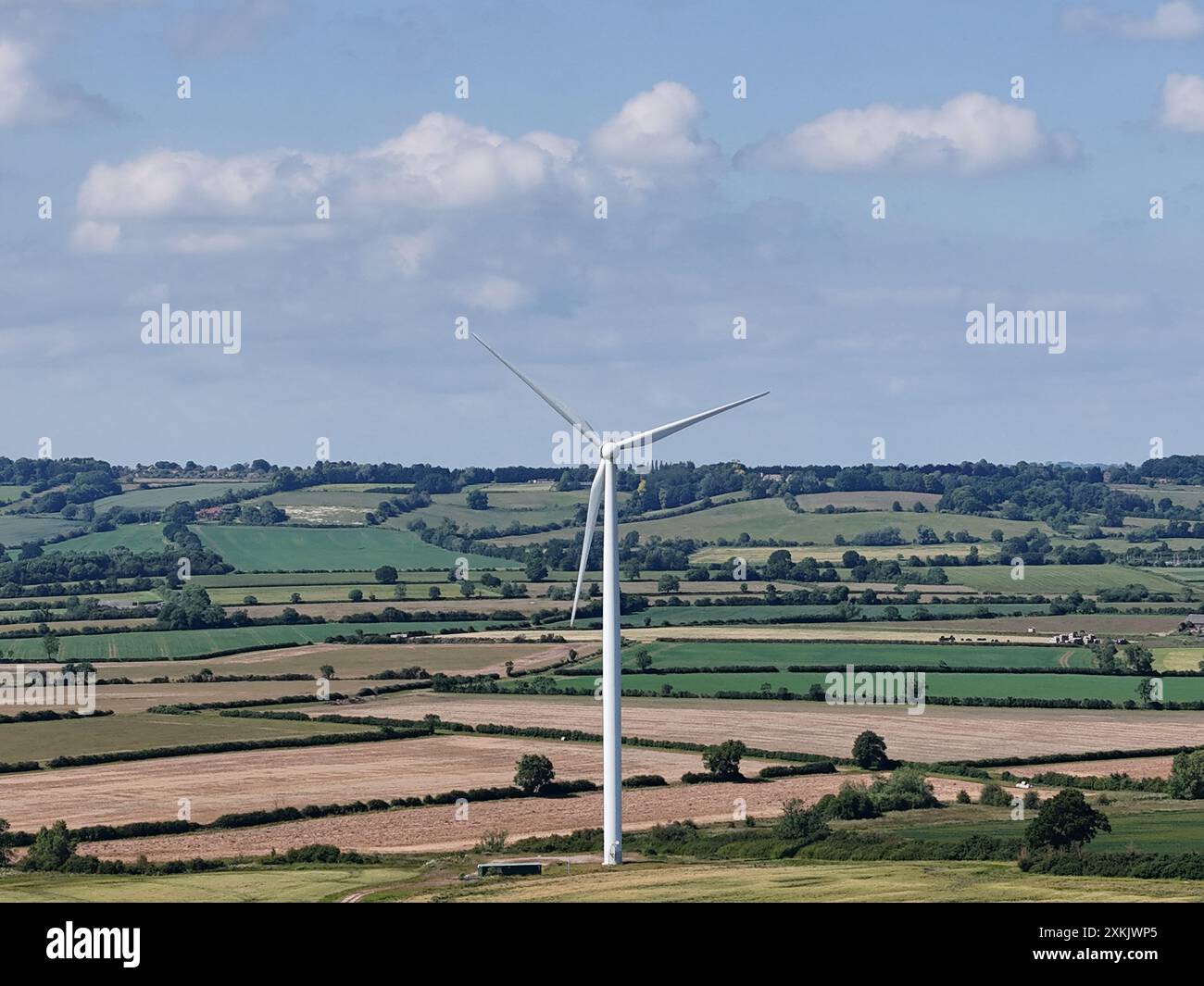 Un drone di una turbina eolica in una giornata di sole nel parco eolico Berryfields Aylesbury Wind turbine a Berryfields, Aylesbury, Buckinghamshire, Inghilterra Foto Stock