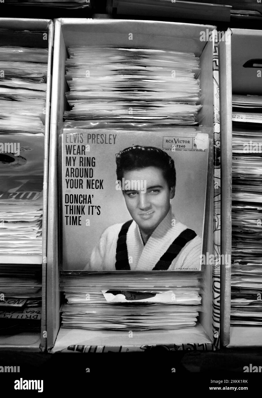 Una copia della registrazione a 45 giri di Elvis Presley "Wear My Ring Around Your Neck" (1958) in vendita in un negozio di antiquariato ad Asheville, North Carolina. Foto Stock