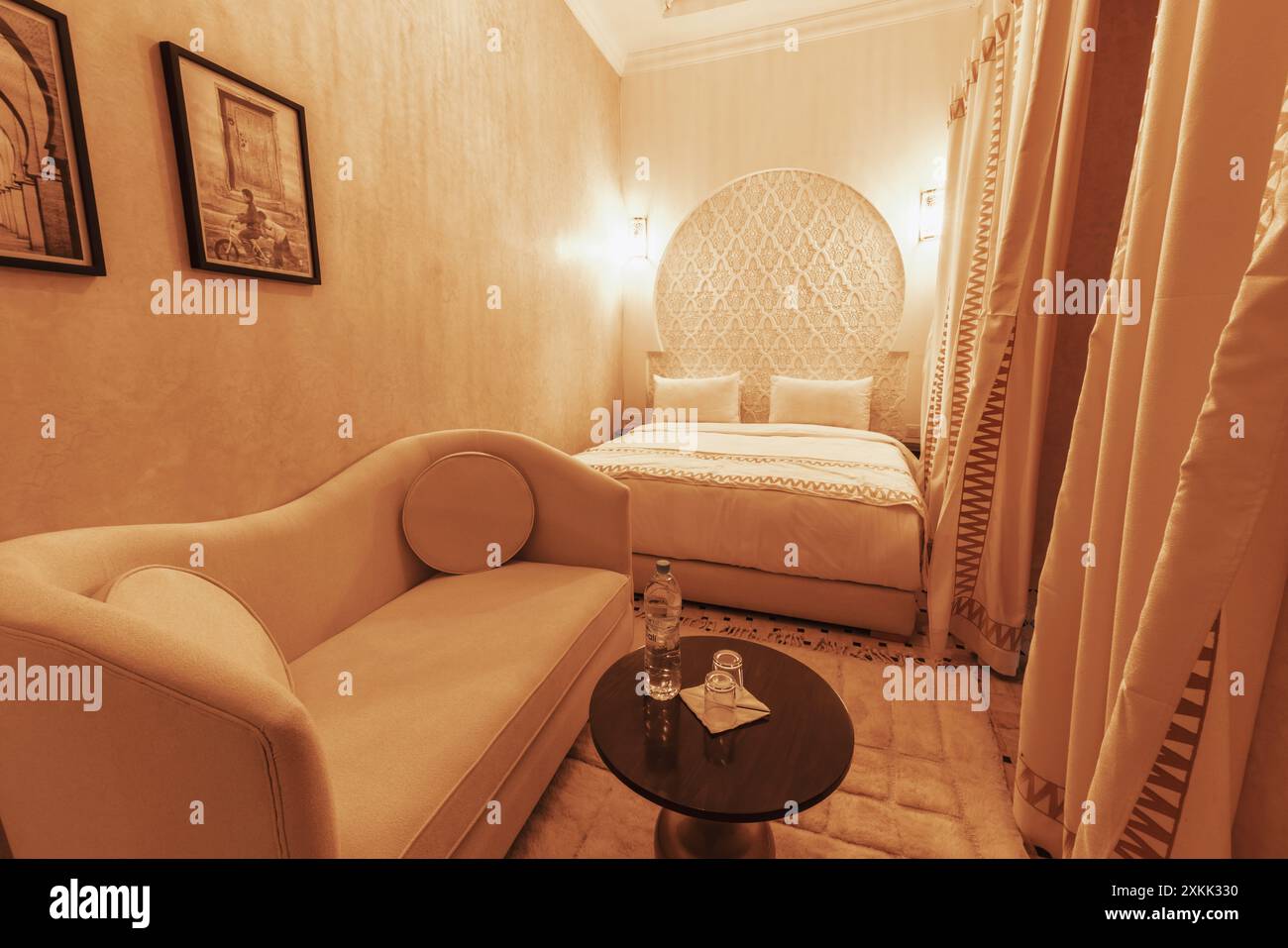 Un bellissimo riad marocchino tradizionale a marrakech con una bella terrazza e piscina e una colazione incredibile e camere molto confortevoli Foto Stock