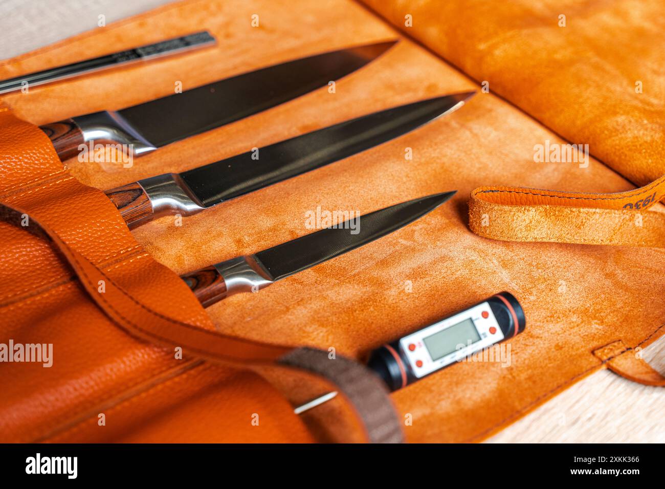 Un set di coltelli e utensili professionali dello chef in una custodia in pelle. Primo piano. Foto di alta qualità Foto Stock