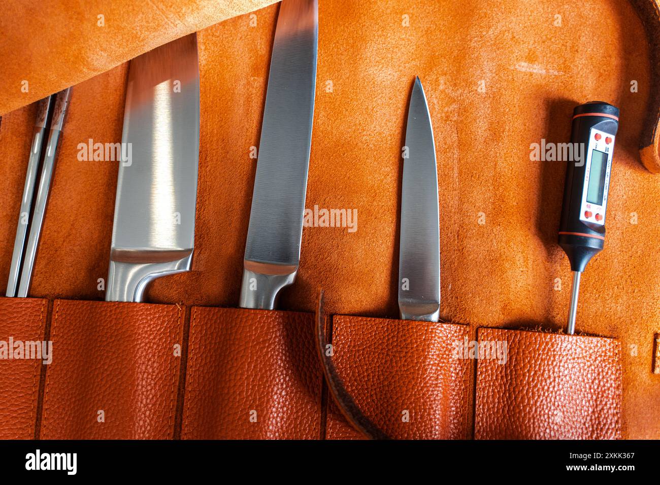 Un set di coltelli e utensili professionali dello chef in una custodia in pelle. Primo piano. Foto di alta qualità Foto Stock