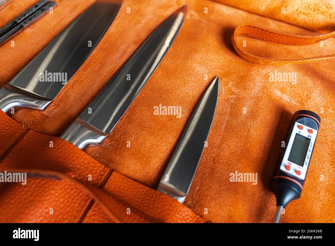 Un set di coltelli e utensili professionali dello chef in una custodia in pelle. Primo piano. Foto di alta qualità Foto Stock