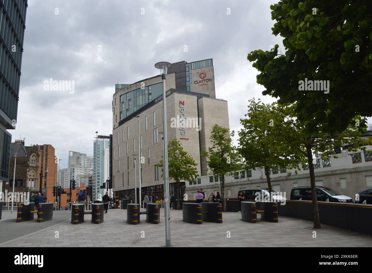 Viste di diversi hotel vicino alla stazione centrale di Cardiff, tra cui Sleeperz, Clayton e Radisson Blu in lontananza. 12 giugno 2024. Foto Stock