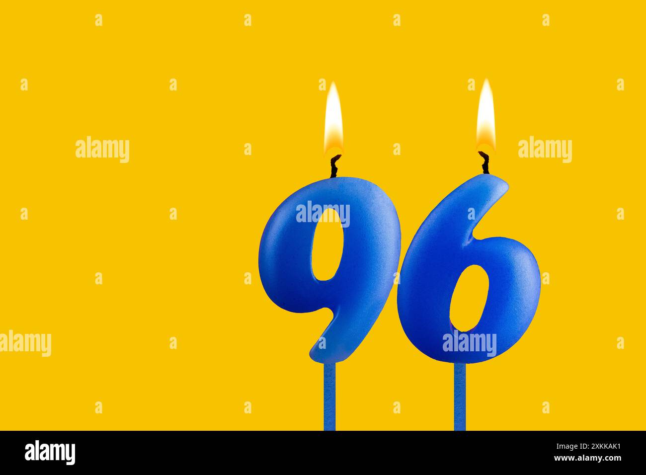 Candela blu numero 96 - compleanno su sfondo giallo Foto Stock