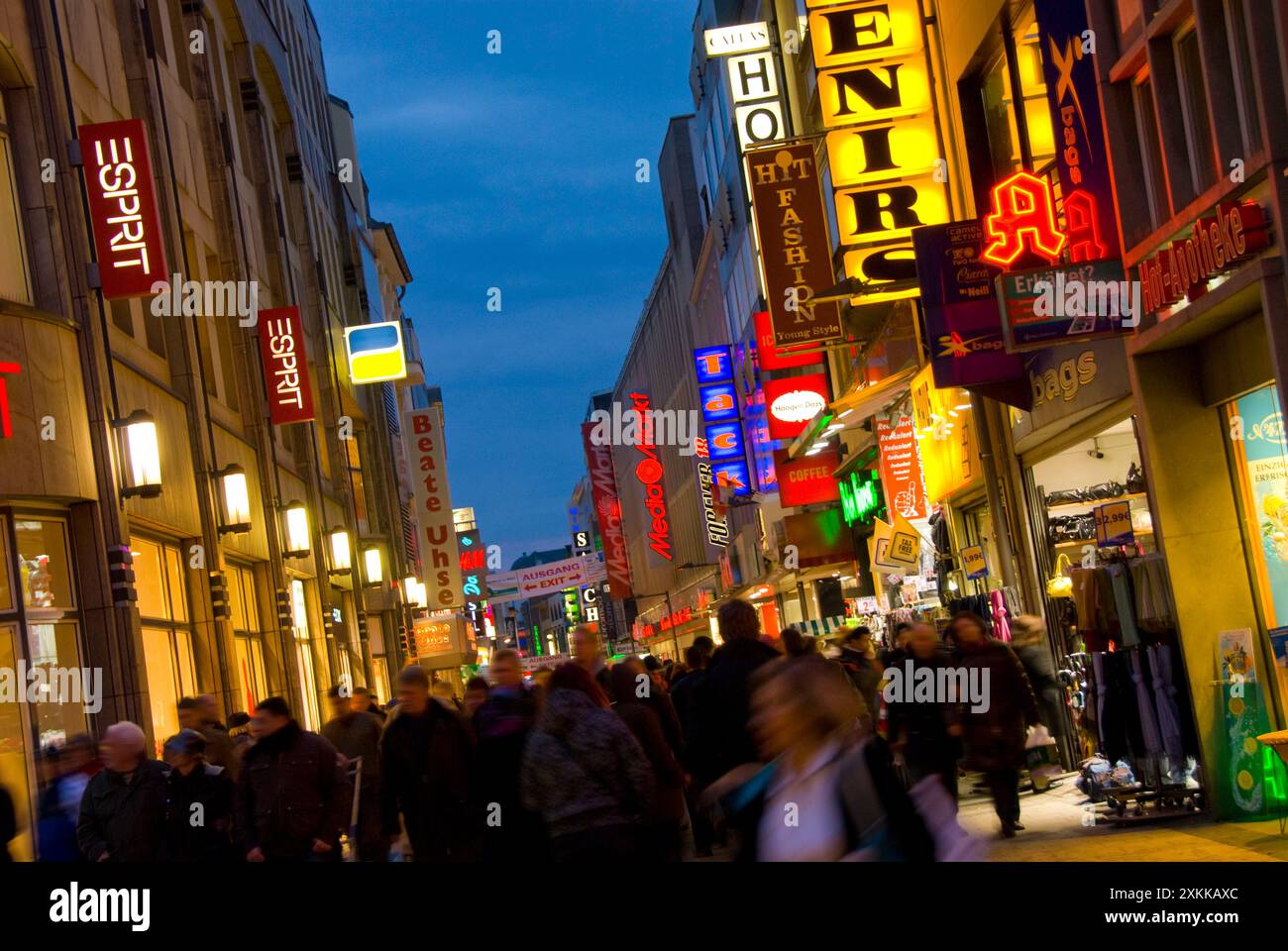 Gli amanti dello shopping in strada di notte vicino alla Cattedrale di Colonia, Germania Foto Stock