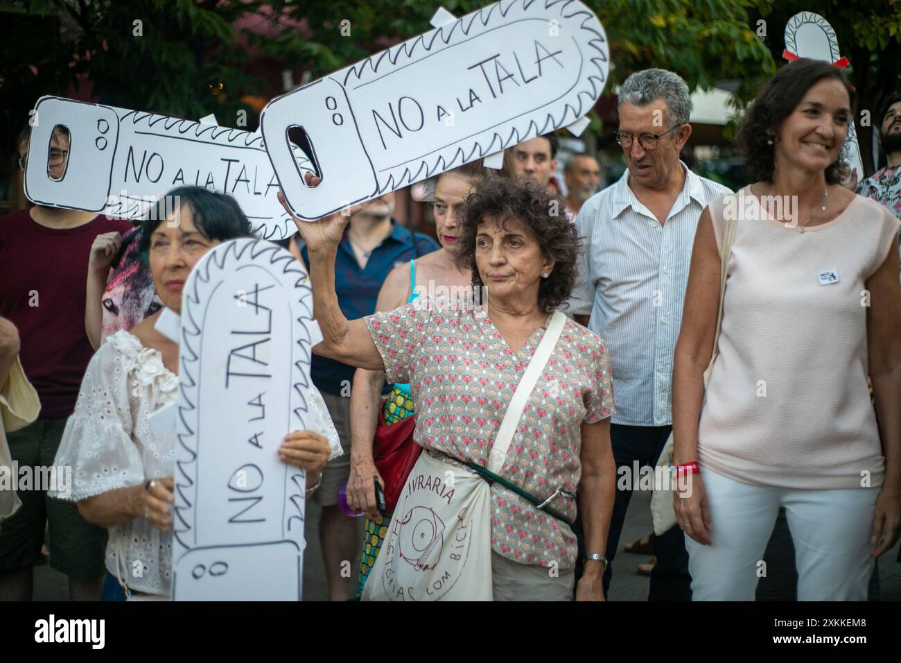 Madrid, Spagna. 23 luglio 2024. I residenti di Madrid si sono riuniti questo pomeriggio in Plaza Santa per protestare contro la decisione presa dal consiglio comunale di Madrid di abbattere più di una dozzina di alberi situati nella piazza centrale di Madrid. Crediti: D. Canales Carvajal/Alamy Live News Foto Stock