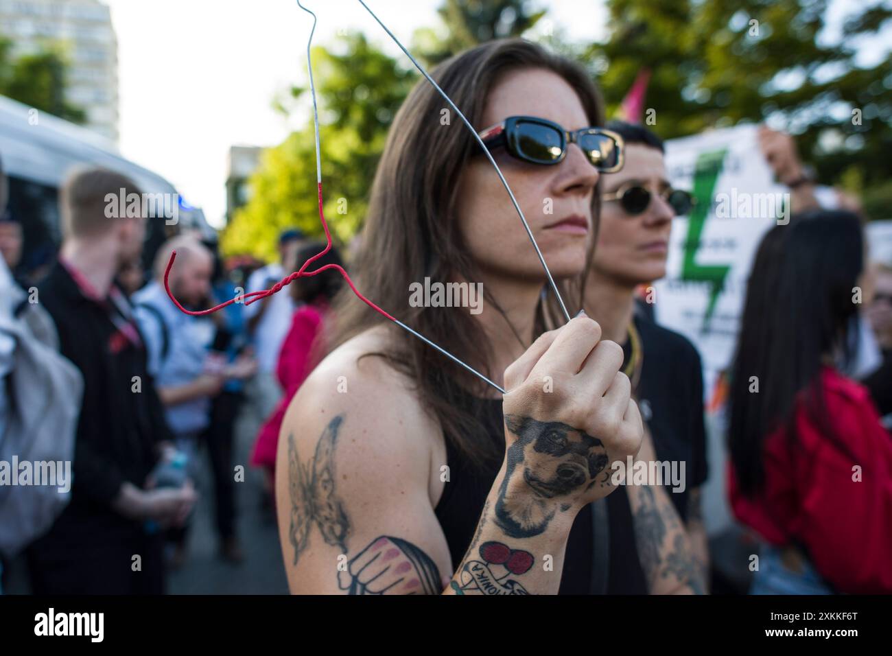 Un manifestante tiene un gancio, come simbolo di aborto illegale durante la manifestazione. Diverse centinaia di persone protestarono fuori dal parlamento per il fallimento della liberalizzazione della legge sull'aborto del governo del primo Ministro Tusk. La protesta è stata organizzata dall'organizzazione Women's Strike (Strajk Kobiet) e guidata da Marta Lempart. Il 12 luglio il parlamento polacco ha respinto un disegno di legge che avrebbe ammorbidito la severa legge polacca sull'aborto. Mentre la misura è stata sostenuta dalla maggioranza della coalizione di governo guidata dal primo ministro Donald Tusk, è stata sconfitta grazie all'elemento più conservatore della Foto Stock