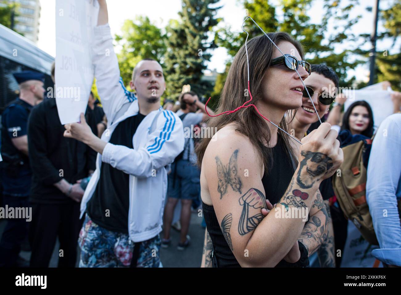 Un manifestante tiene un gancio, come simbolo di aborto illegale durante la manifestazione. Diverse centinaia di persone protestarono fuori dal parlamento per il fallimento della liberalizzazione della legge sull'aborto del governo del primo Ministro Tusk. La protesta è stata organizzata dall'organizzazione Women's Strike (Strajk Kobiet) e guidata da Marta Lempart. Il 12 luglio il parlamento polacco ha respinto un disegno di legge che avrebbe ammorbidito la severa legge polacca sull'aborto. Mentre la misura è stata sostenuta dalla maggioranza della coalizione di governo guidata dal primo ministro Donald Tusk, è stata sconfitta grazie all'elemento più conservatore della Foto Stock