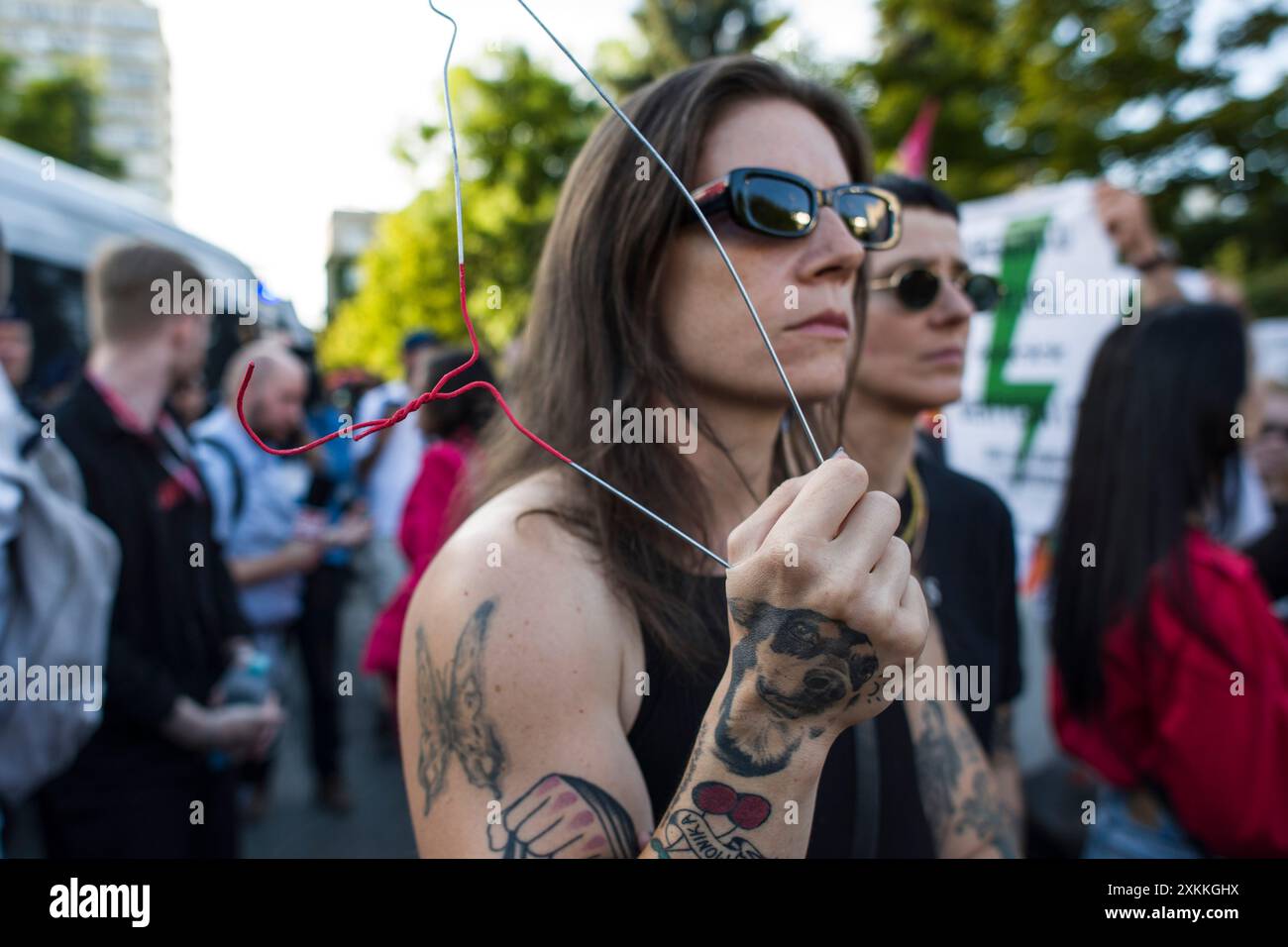 Un manifestante tiene un gancio, come simbolo di aborto illegale durante la manifestazione. Diverse centinaia di persone protestarono fuori dal parlamento per il fallimento della liberalizzazione della legge sull'aborto del governo del primo Ministro Tusk. La protesta è stata organizzata dall'organizzazione Women's Strike (Strajk Kobiet) e guidata da Marta Lempart. Il 12 luglio il parlamento polacco ha respinto un disegno di legge che avrebbe ammorbidito la severa legge polacca sull'aborto. Mentre la misura è stata sostenuta dalla maggioranza della coalizione di governo guidata dal primo ministro Donald Tusk, è stata sconfitta grazie all'elemento più conservatore della Foto Stock
