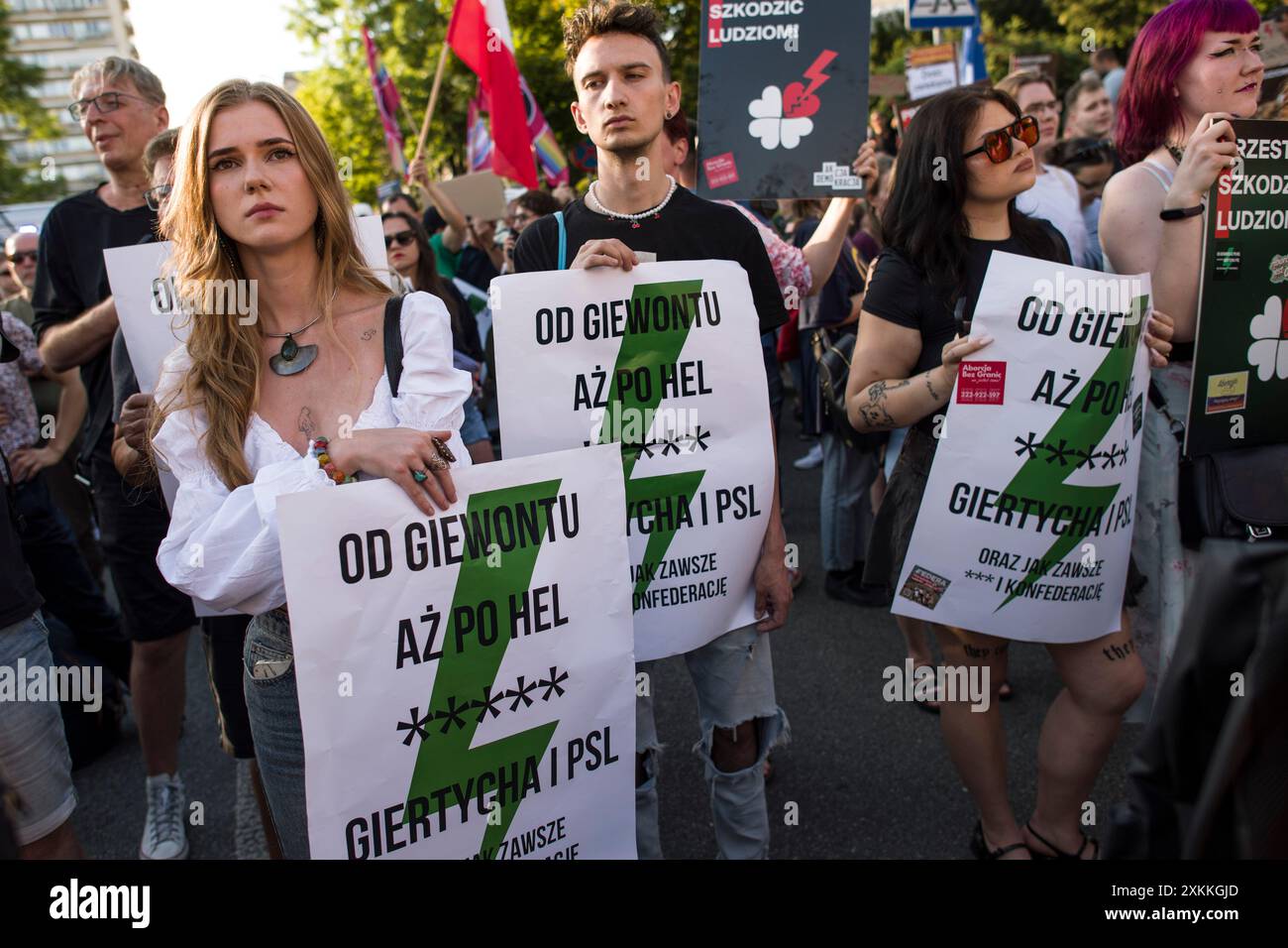 I manifestanti tengono cartelli a favore dell'aborto che esprimono la loro opinione durante la manifestazione. Diverse centinaia di persone protestarono fuori dal parlamento per il fallimento della liberalizzazione della legge sull'aborto del governo del primo Ministro Tusk. La protesta è stata organizzata dall'organizzazione Women's Strike (Strajk Kobiet) e guidata da Marta Lempart. Il 12 luglio il parlamento polacco ha respinto un disegno di legge che avrebbe ammorbidito la severa legge polacca sull'aborto. Mentre la misura è stata sostenuta dalla maggioranza della coalizione di governo guidata dal primo ministro Donald Tusk, è stata sconfitta grazie all'elemento più conservatore di Foto Stock