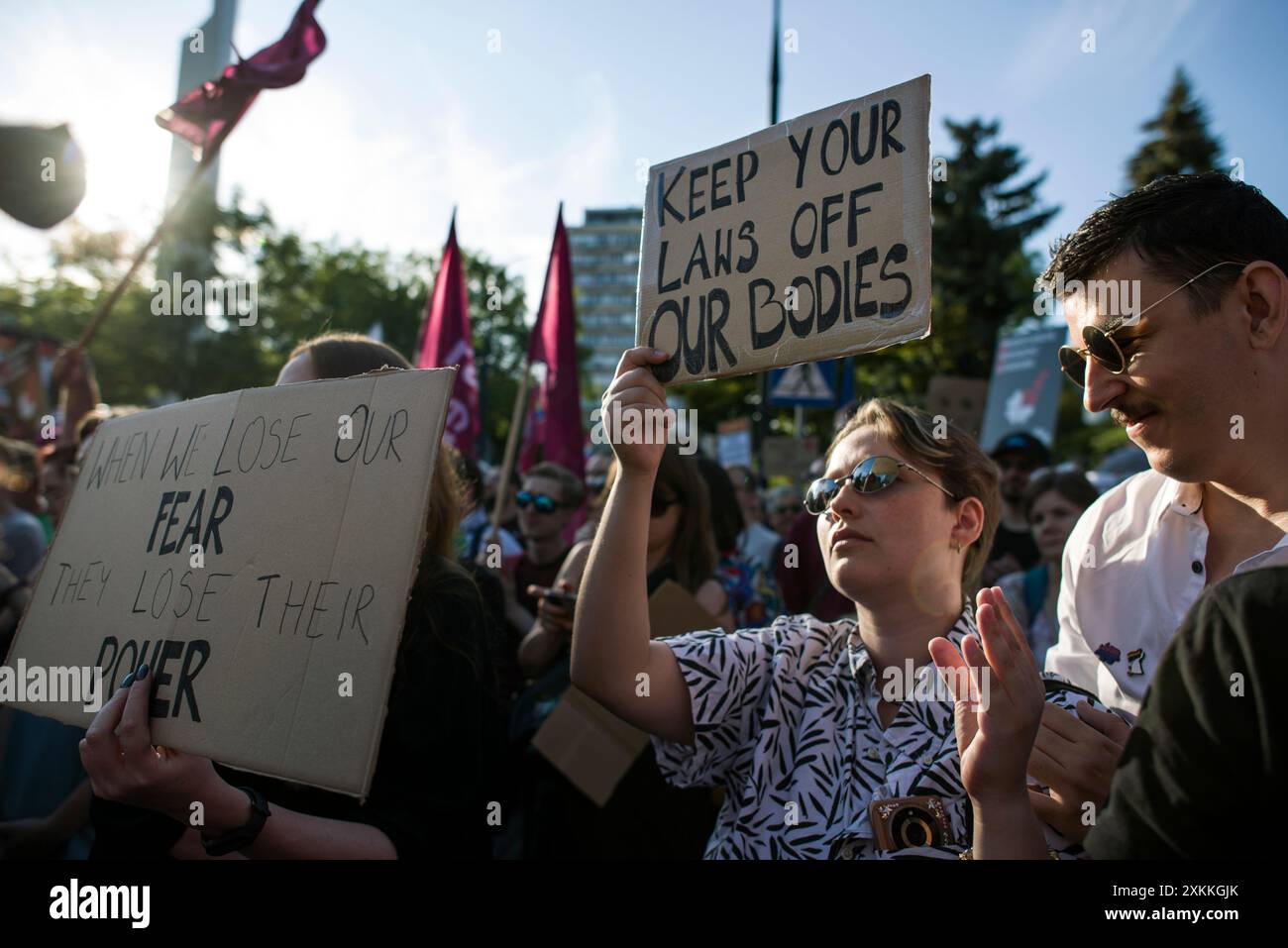 I manifestanti tengono cartelli a favore dell'aborto che esprimono la loro opinione durante la manifestazione. Diverse centinaia di persone protestarono fuori dal parlamento per il fallimento della liberalizzazione della legge sull'aborto del governo del primo Ministro Tusk. La protesta è stata organizzata dall'organizzazione Women's Strike (Strajk Kobiet) e guidata da Marta Lempart. Il 12 luglio il parlamento polacco ha respinto un disegno di legge che avrebbe ammorbidito la severa legge polacca sull'aborto. Mentre la misura è stata sostenuta dalla maggioranza della coalizione di governo guidata dal primo ministro Donald Tusk, è stata sconfitta grazie all'elemento più conservatore di Foto Stock