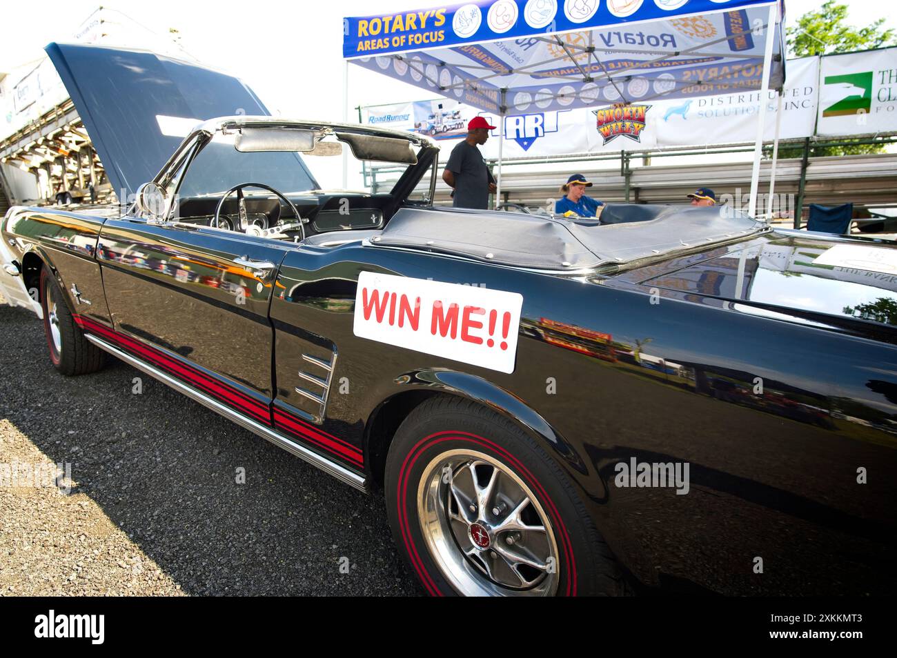 STATI UNITI: 23 luglio 2024: Il Rotary Club stava raccogliendo questa Ford Mustang a metà strada alla Loudoun County Fair del 2024. (Foto di Douglas Foto Stock