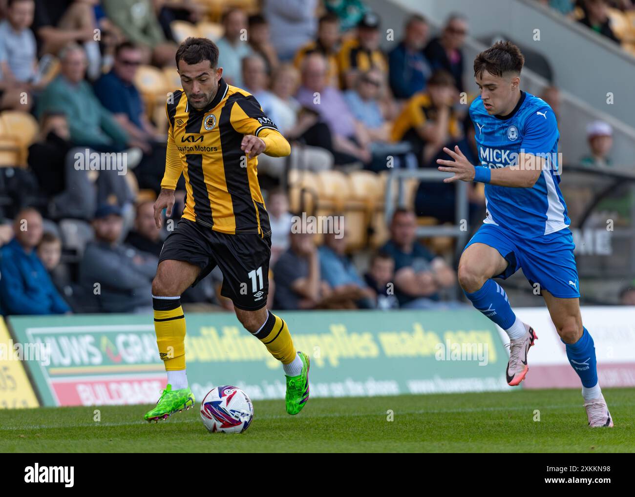 Dan Mooney affronta il centrocampista del Posh Jacob Wakeling, Boston United vs Peterborough United 23.07.2024 Foto Stock