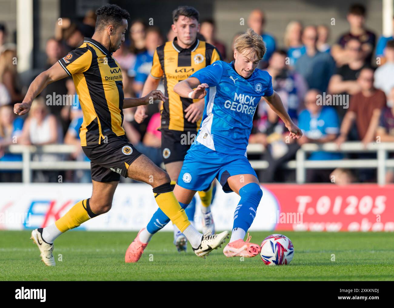 Jordan Richards dei Boston United Watches da vicino mentre Pterborough Winger cerca di batterlo, Boston United vs Peterborough Untied, 23.07.2024 Foto Stock