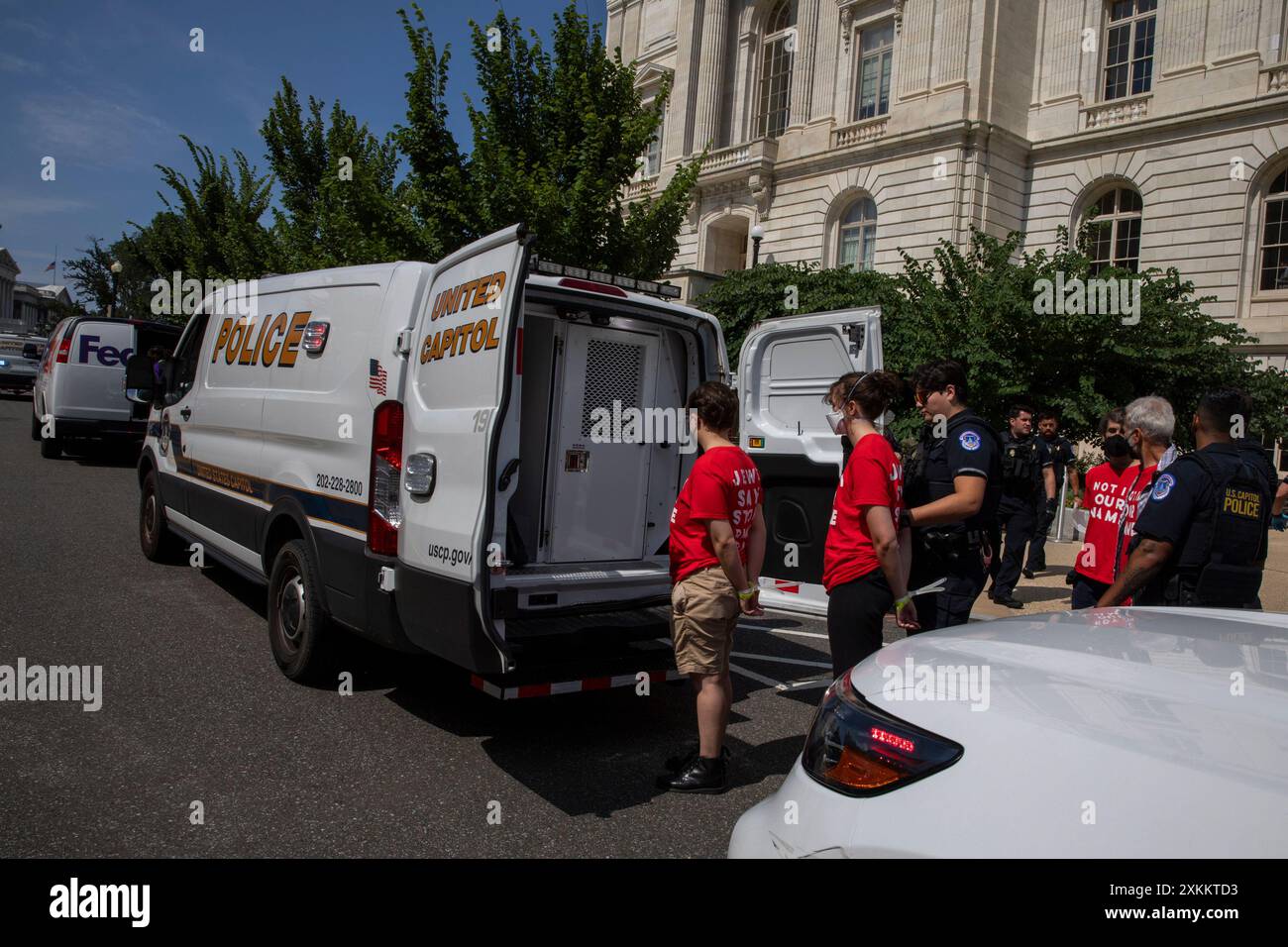 Washington DC il 23 luglio 2024, la polizia del Campidoglio degli Stati Uniti ha arrestato attivisti ebrei che protestavano contro il sostegno militare degli Stati Uniti a Israele all'interno di un edificio del Congresso a Washington DC il 23 luglio 2024, un giorno prima che il primo ministro Benjamin Netanyahu tenesse un discorso al Congresso degli Stati Uniti. I manifestanti, organizzati dal gruppo di attivisti Jewish Voice for Peace, indossavano magliette rosse con le frasi "non in nostro nome" e "gli ebrei dicono di smettere di armare Israele". (Foto di Aashish Kiphayet/ Alamy Live News) Foto Stock Washington DC il 23 luglio 2024, la polizia del Campidoglio degli Stati Uniti ha arrestato attivisti ebrei che protestavano contro il sostegno militare degli Stati Uniti a Israele all'interno di un edificio del Congresso a Washington DC il 23 luglio 2024, un giorno prima che il primo ministro Benjamin Netanyahu tenesse un discorso al Congresso degli Stati Uniti. I manifestanti, organizzati dal gruppo di attivisti Jewish Voice for Peace, indossavano magliette rosse con le frasi "non in nostro nome" e "gli ebrei dicono di smettere di armare Israele". (Foto di Aashish Kiphayet/ Alamy Live News) Foto Stock
