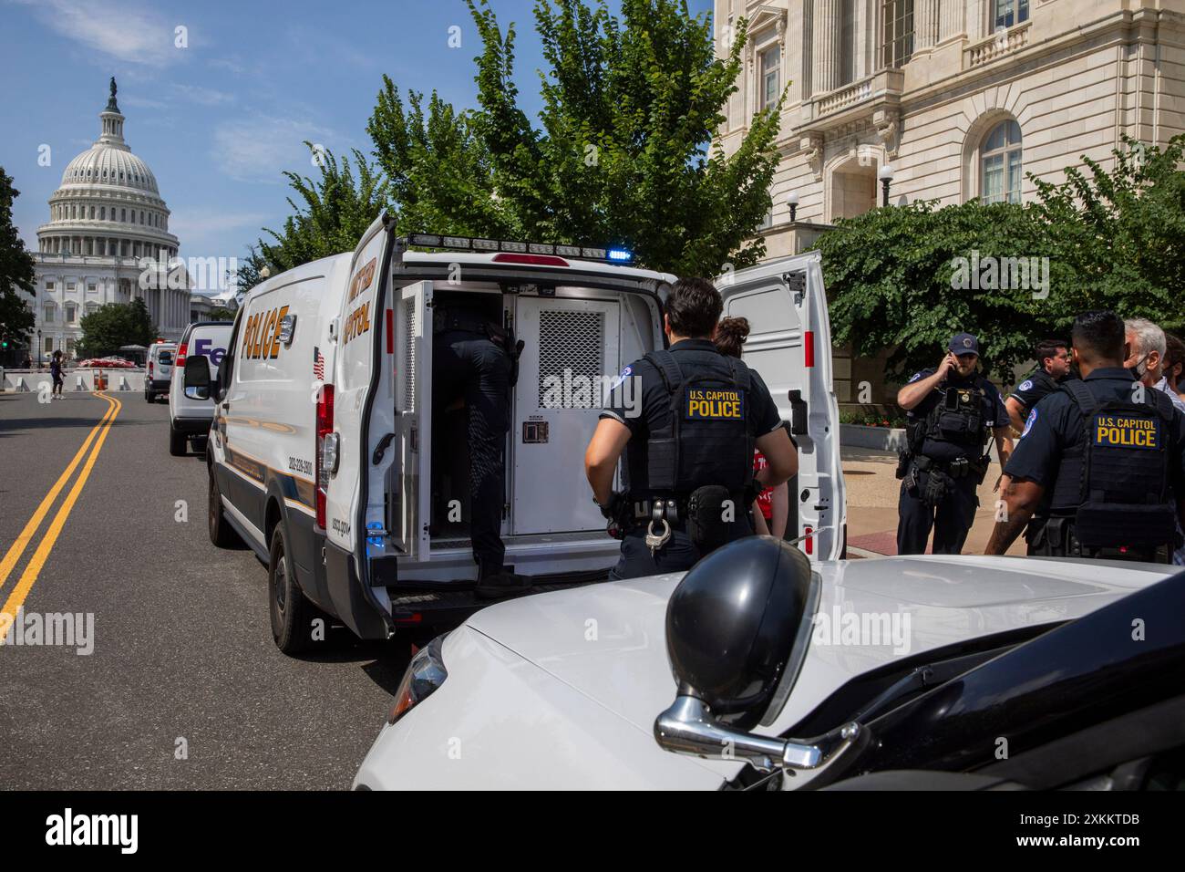 Washington DC il 23 luglio 2024, la polizia del Campidoglio degli Stati Uniti ha arrestato attivisti ebrei che protestavano contro il sostegno militare degli Stati Uniti a Israele all'interno di un edificio del Congresso a Washington DC il 23 luglio 2024, un giorno prima che il primo ministro Benjamin Netanyahu tenesse un discorso al Congresso degli Stati Uniti. I manifestanti, organizzati dal gruppo di attivisti Jewish Voice for Peace, indossavano magliette rosse con le frasi "non in nostro nome" e "gli ebrei dicono di smettere di armare Israele". (Foto di Aashish Kiphayet/ Alamy Live News) Foto Stock Washington DC il 23 luglio 2024, la polizia del Campidoglio degli Stati Uniti ha arrestato attivisti ebrei che protestavano contro il sostegno militare degli Stati Uniti a Israele all'interno di un edificio del Congresso a Washington DC il 23 luglio 2024, un giorno prima che il primo ministro Benjamin Netanyahu tenesse un discorso al Congresso degli Stati Uniti. I manifestanti, organizzati dal gruppo di attivisti Jewish Voice for Peace, indossavano magliette rosse con le frasi "non in nostro nome" e "gli ebrei dicono di smettere di armare Israele". (Foto di Aashish Kiphayet/ Alamy Live News) Foto Stock