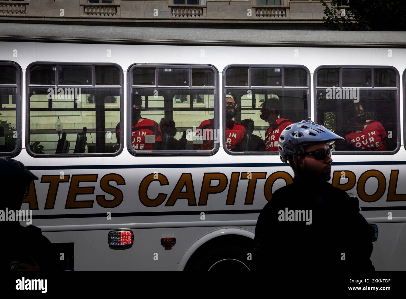 Washington DC il 23 luglio 2024, la polizia del Campidoglio degli Stati Uniti ha arrestato attivisti ebrei che protestavano contro il sostegno militare degli Stati Uniti a Israele all'interno di un edificio del Congresso a Washington DC il 23 luglio 2024, un giorno prima che il primo ministro Benjamin Netanyahu tenesse un discorso al Congresso degli Stati Uniti. I manifestanti, organizzati dal gruppo di attivisti Jewish Voice for Peace, indossavano magliette rosse con le frasi "non in nostro nome" e "gli ebrei dicono di smettere di armare Israele". (Foto di Aashish Kiphayet/ Alamy Live News) Foto Stock Washington DC il 23 luglio 2024, la polizia del Campidoglio degli Stati Uniti ha arrestato attivisti ebrei che protestavano contro il sostegno militare degli Stati Uniti a Israele all'interno di un edificio del Congresso a Washington DC il 23 luglio 2024, un giorno prima che il primo ministro Benjamin Netanyahu tenesse un discorso al Congresso degli Stati Uniti. I manifestanti, organizzati dal gruppo di attivisti Jewish Voice for Peace, indossavano magliette rosse con le frasi "non in nostro nome" e "gli ebrei dicono di smettere di armare Israele". (Foto di Aashish Kiphayet/ Alamy Live News) Foto Stock