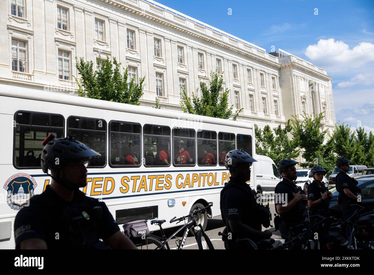 Washington DC il 23 luglio 2024, la polizia del Campidoglio degli Stati Uniti ha arrestato attivisti ebrei che protestavano contro il sostegno militare degli Stati Uniti a Israele all'interno di un edificio del Congresso a Washington DC il 23 luglio 2024, un giorno prima che il primo ministro Benjamin Netanyahu tenesse un discorso al Congresso degli Stati Uniti. I manifestanti, organizzati dal gruppo di attivisti Jewish Voice for Peace, indossavano magliette rosse con le frasi "non in nostro nome" e "gli ebrei dicono di smettere di armare Israele". (Foto di Aashish Kiphayet/ Alamy Live News) Foto Stock Washington DC il 23 luglio 2024, la polizia del Campidoglio degli Stati Uniti ha arrestato attivisti ebrei che protestavano contro il sostegno militare degli Stati Uniti a Israele all'interno di un edificio del Congresso a Washington DC il 23 luglio 2024, un giorno prima che il primo ministro Benjamin Netanyahu tenesse un discorso al Congresso degli Stati Uniti. I manifestanti, organizzati dal gruppo di attivisti Jewish Voice for Peace, indossavano magliette rosse con le frasi "non in nostro nome" e "gli ebrei dicono di smettere di armare Israele". (Foto di Aashish Kiphayet/ Alamy Live News) Foto Stock