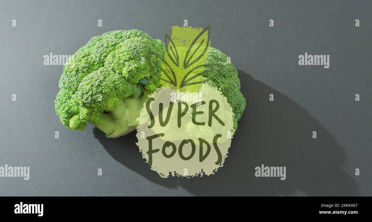 Broccoli con immagine di testo SUPER FOODS su grafica a foglia verde Foto Stock