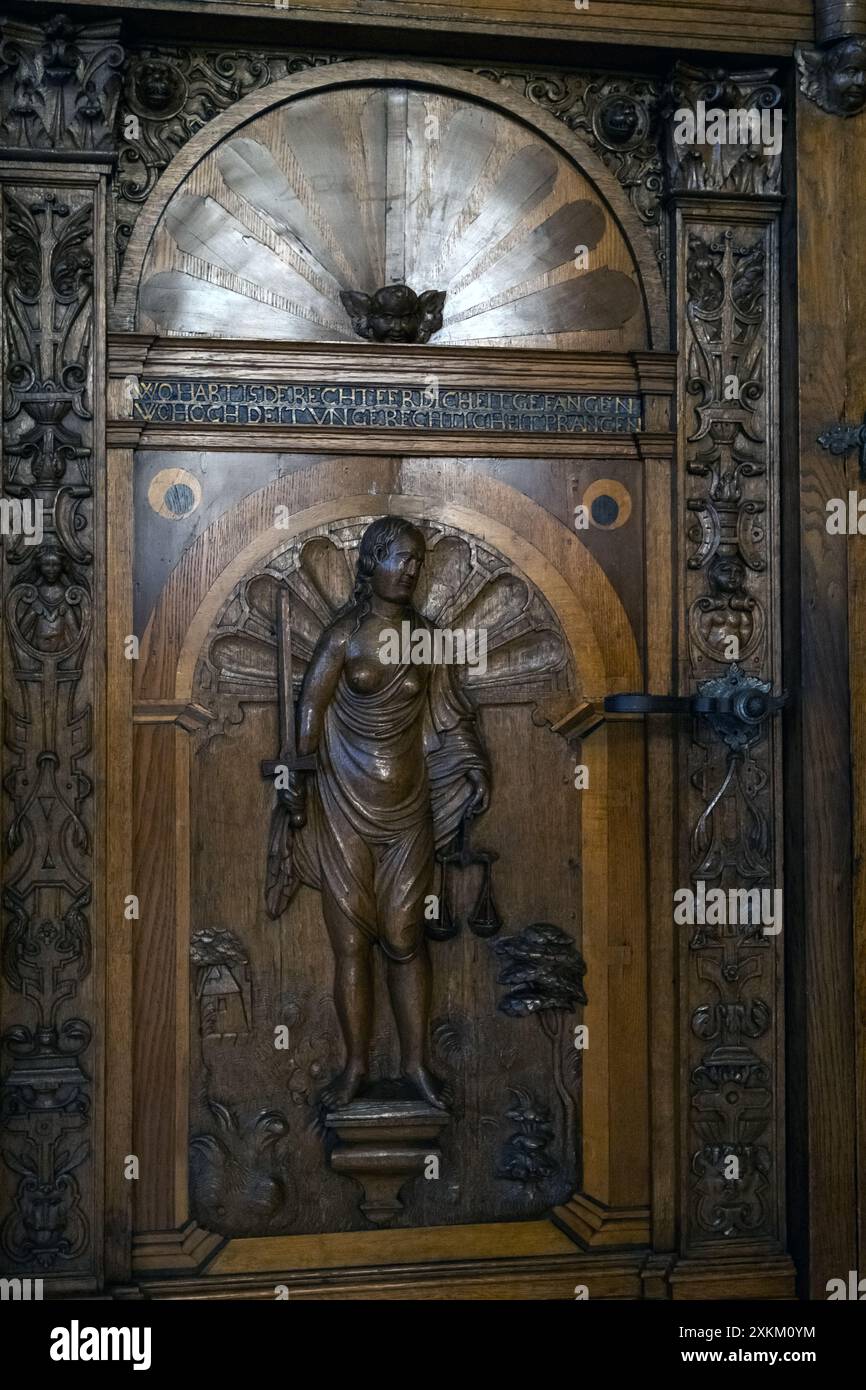 02.04.2024, Germania, Schleswig-Holstein, Lubecca - porta interna della sala del pubblico con ornamento di Giustitia (XIV secolo, nel corso Hanse Foto Stock