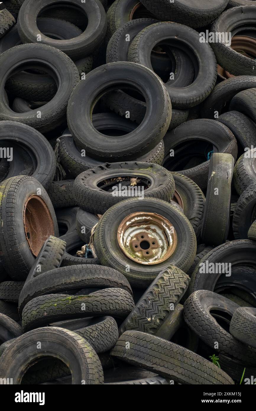 28.04.2024, Germania, Brema, Brema - pile di pneumatici per auto in un'azienda agricola. 00A240428D196CAROEX.JPG [VERSIONE MODELLO: NON APPLICABILE, RILASCIO PROPRIETÀ: NO (C) CA Foto Stock